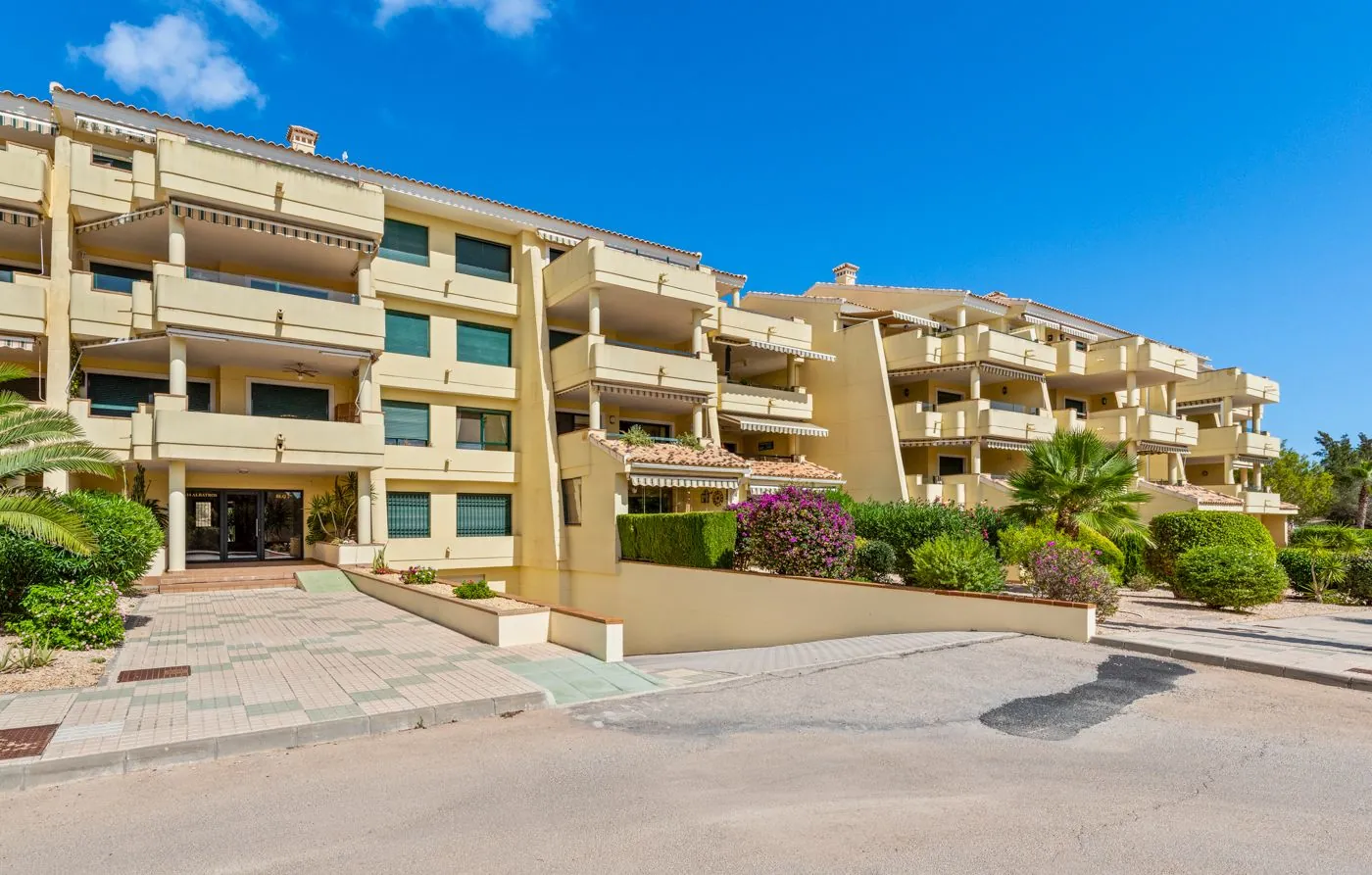 Ático de dos dormitorios con vistas al mar y al golf en Campoamor.