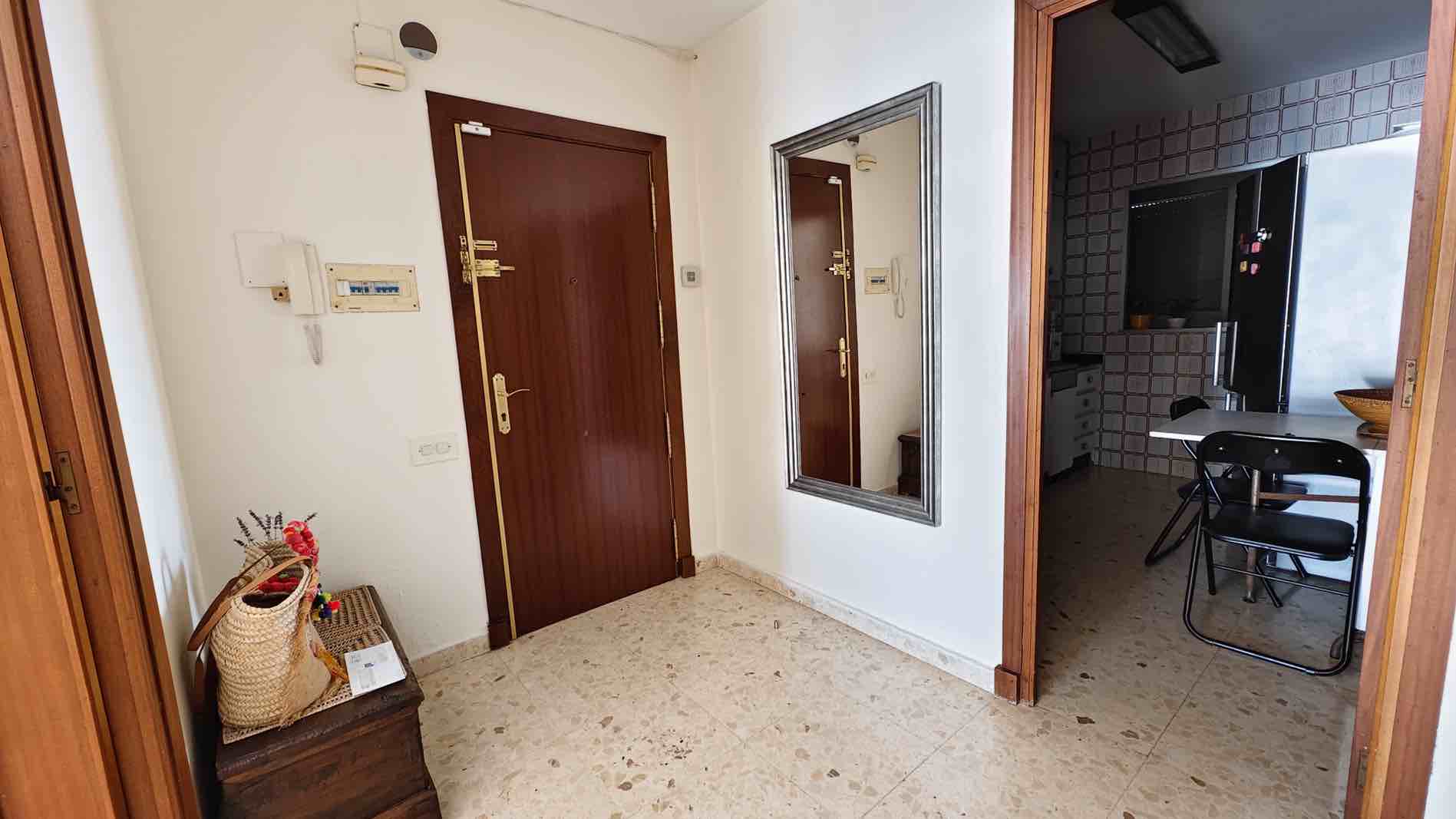 Apartamento de tres habitaciones con impresionantes vistas al mar en Torrevieja.