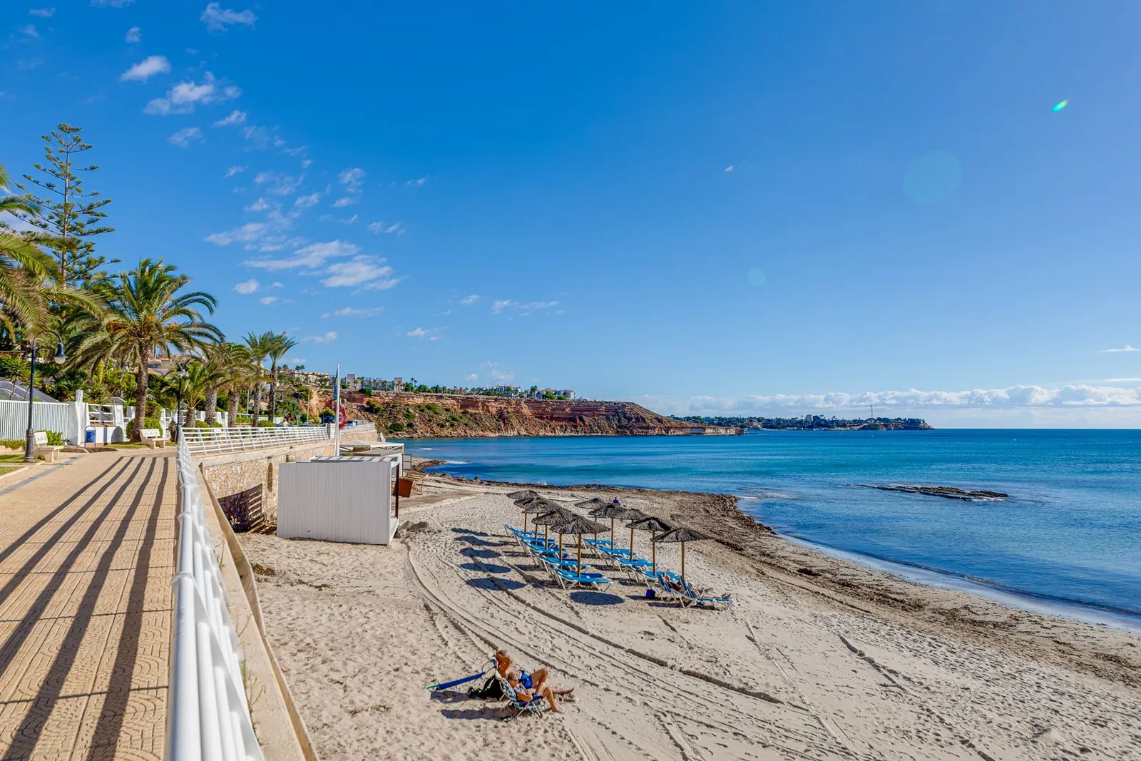 Increíble Villa de tres dormitorios en venta en Lomas de Cabo Roig, Orihuela Costa