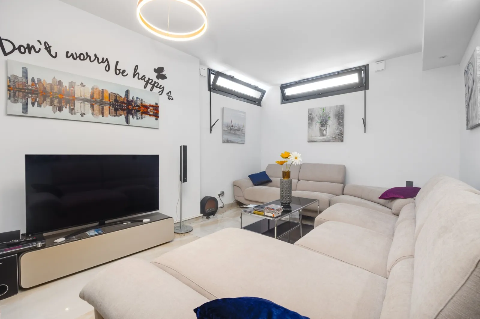 Increíble Villa de tres dormitorios en venta en Lomas de Cabo Roig, Orihuela Costa