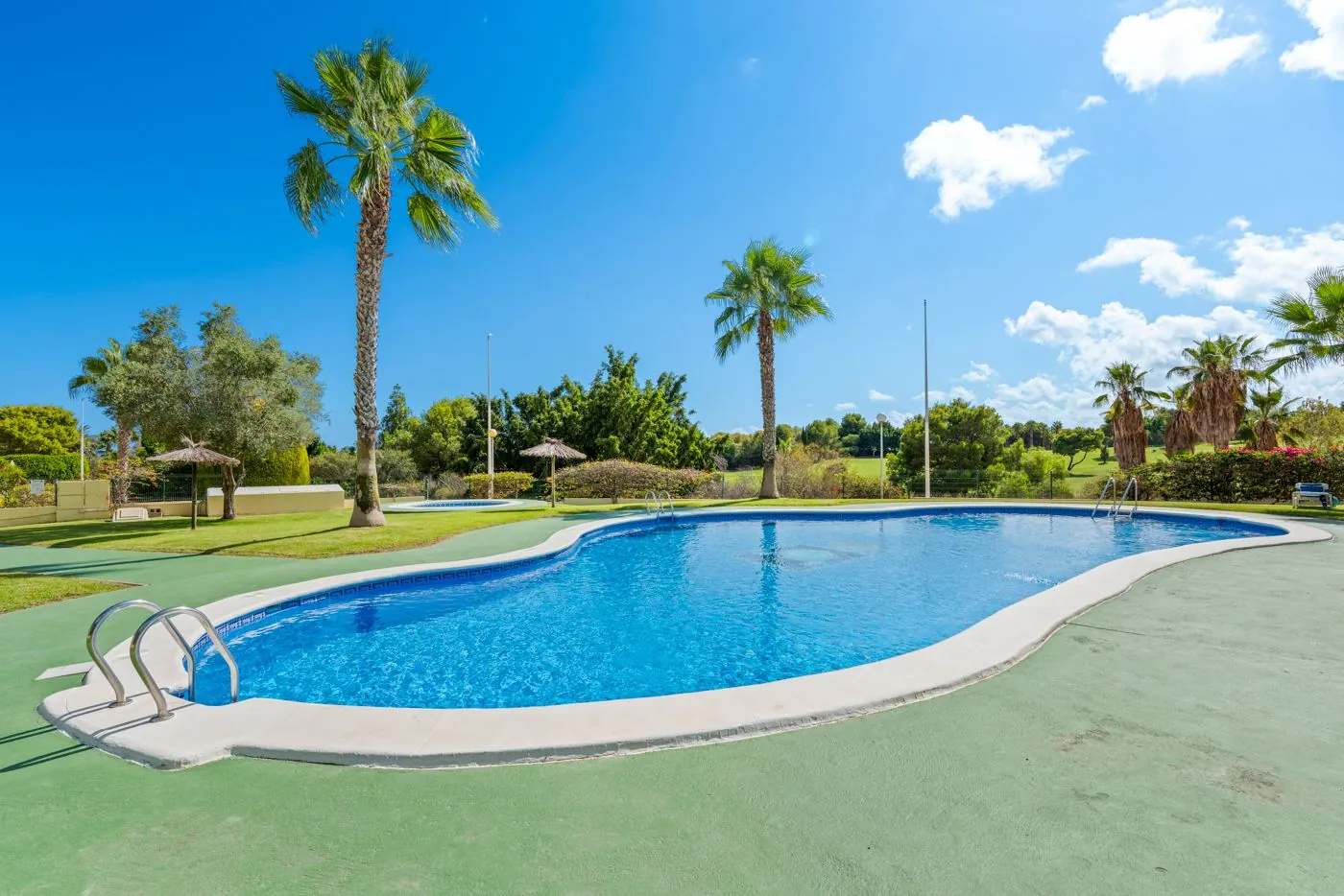 Ático de dos dormitorios con vistas al mar y al golf en Campoamor.