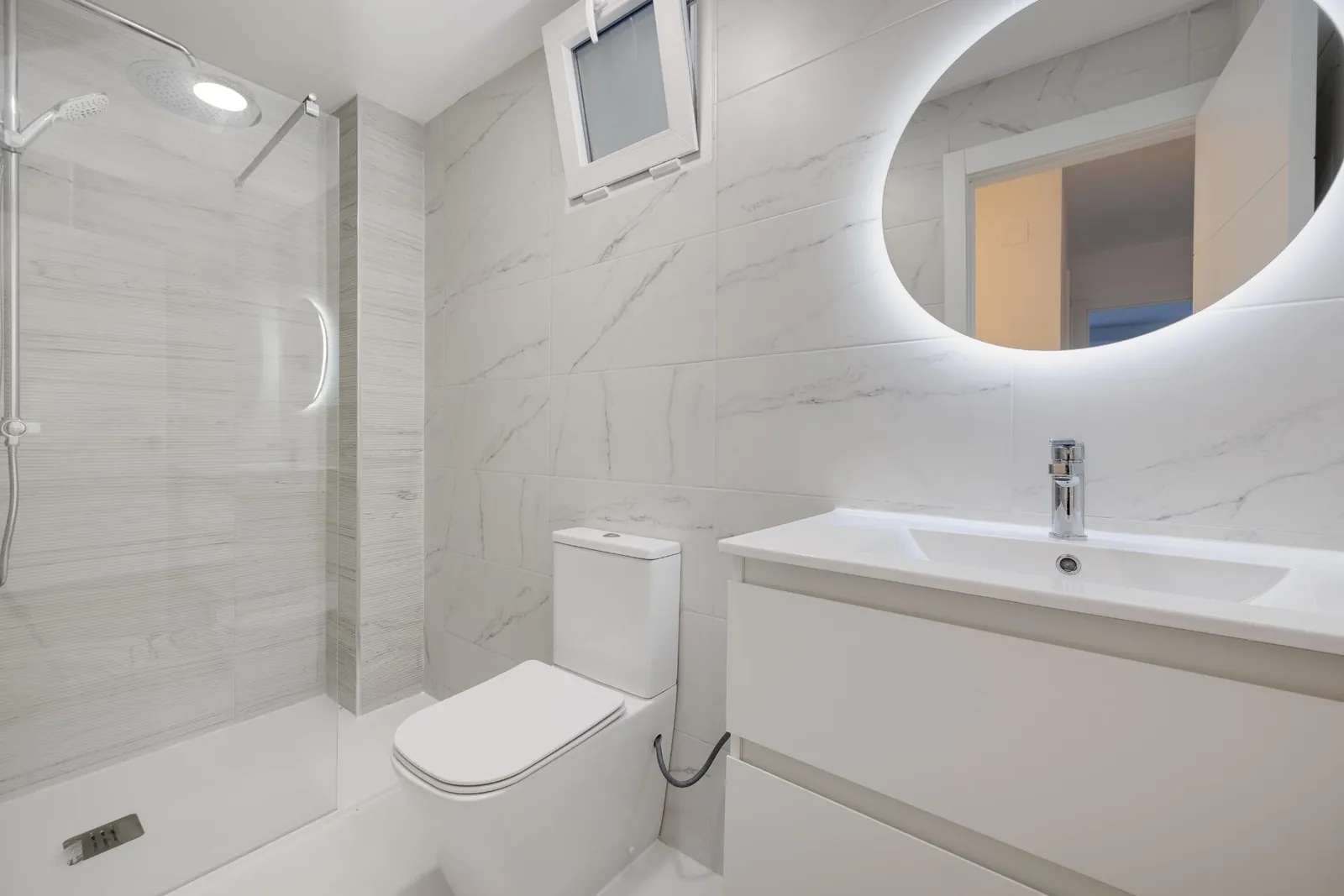 Magnifico Apartamento de tres dormitorios totalmente renovado con Vistas al Mar en venta en Torrevieja, Alicante