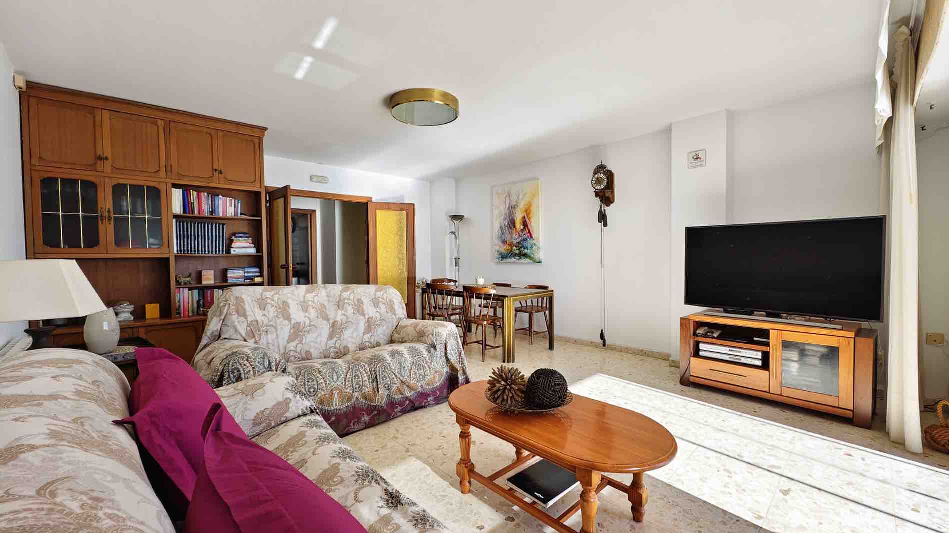 Apartamento de tres habitaciones con impresionantes vistas al mar en Torrevieja.