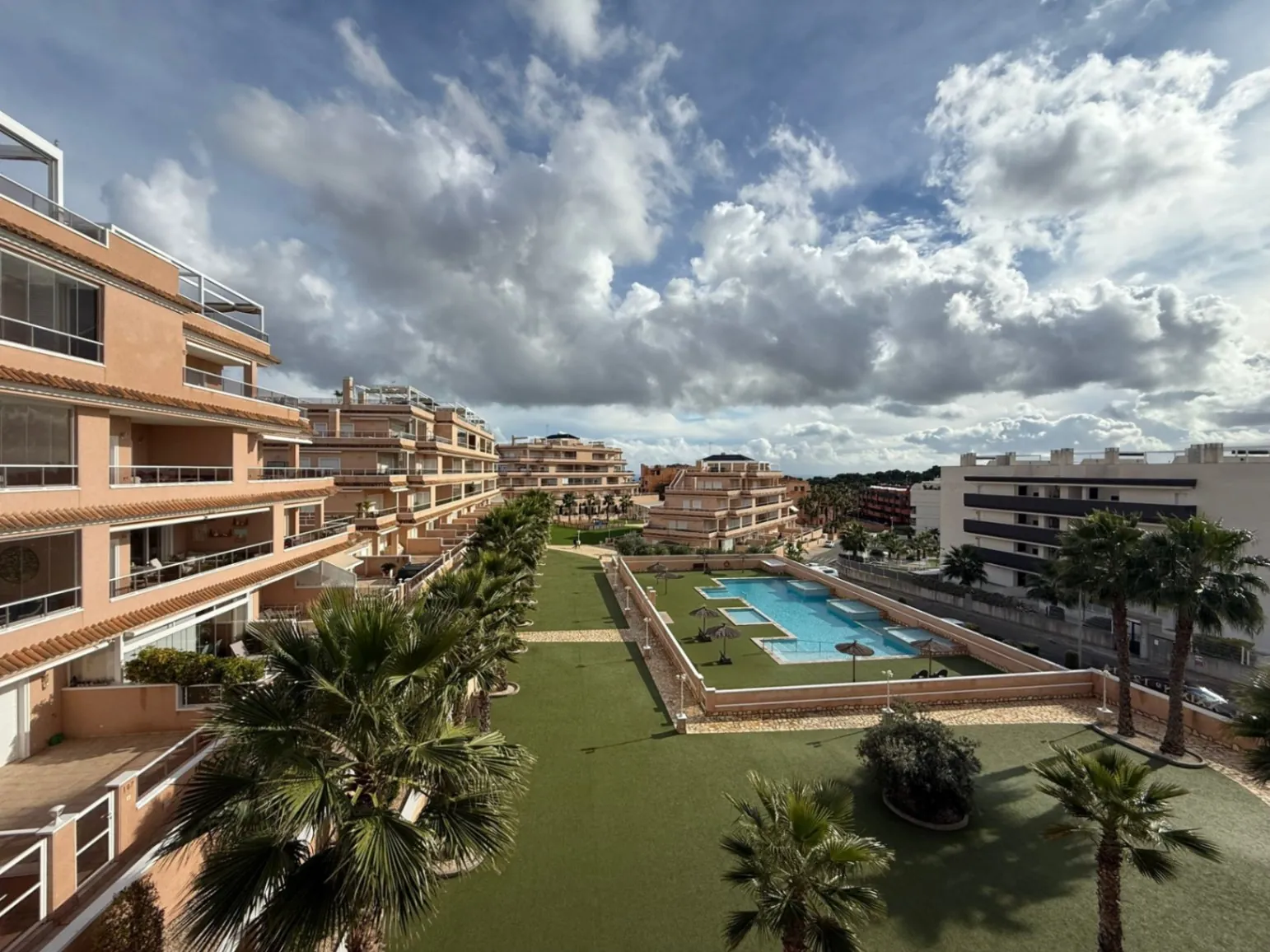 Apartamento de dos dormitorios en venta en Villamartín, Orihuela Costa