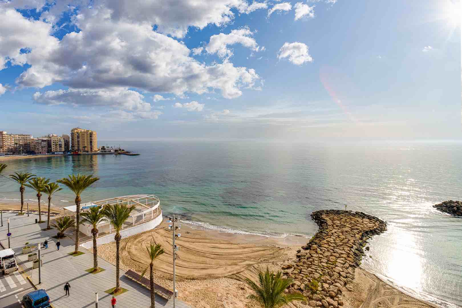 Apartamento de tres habitaciones con impresionantes vistas al mar en Torrevieja.