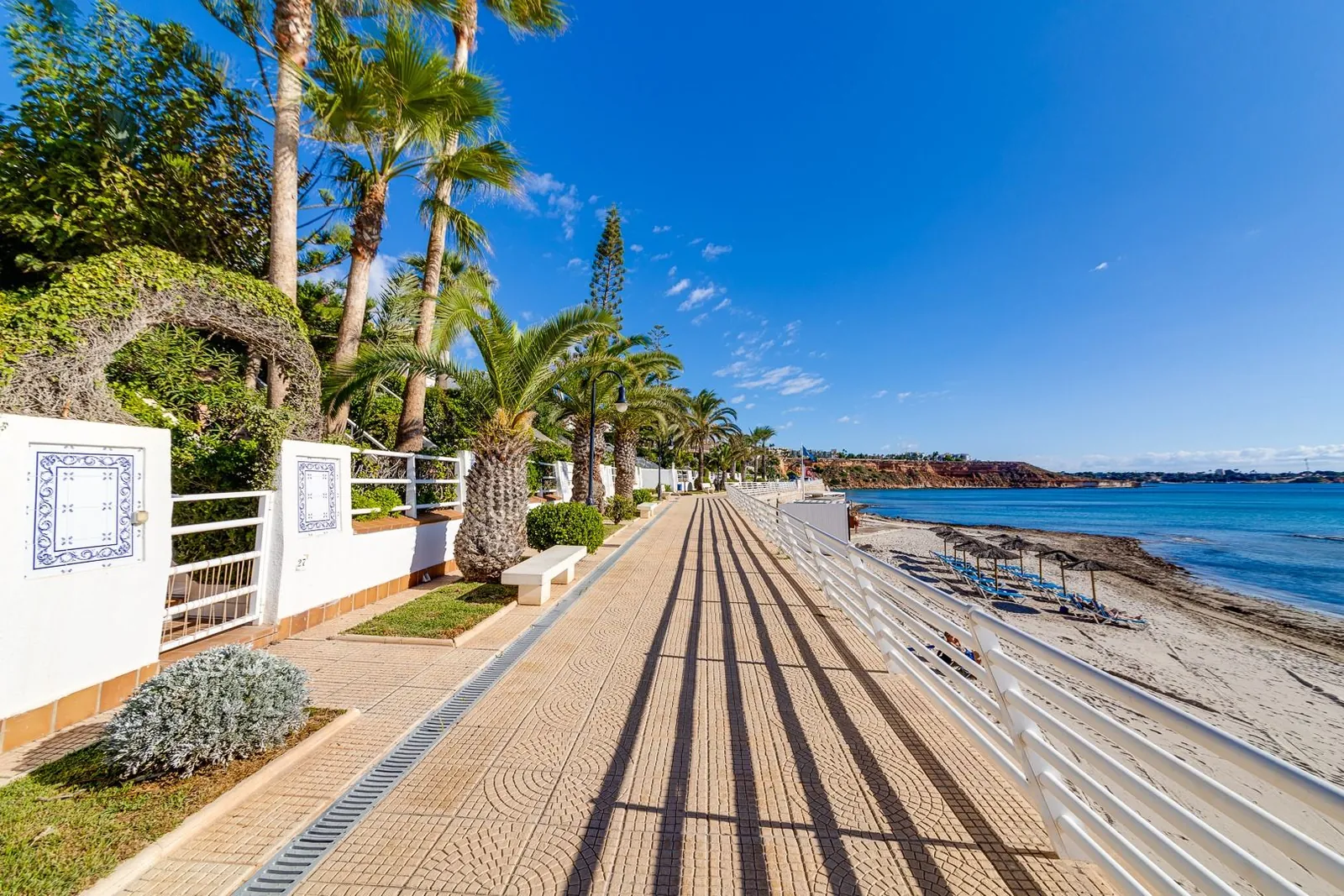 Increíble Villa de tres dormitorios en venta en Lomas de Cabo Roig, Orihuela Costa