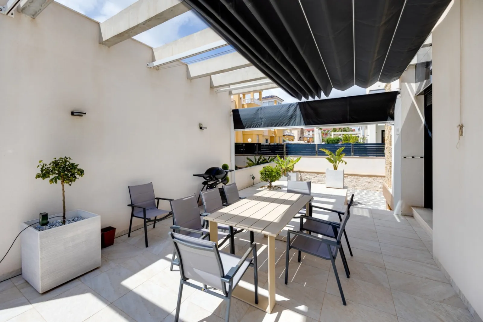 Increíble Villa de tres dormitorios en venta en Lomas de Cabo Roig, Orihuela Costa