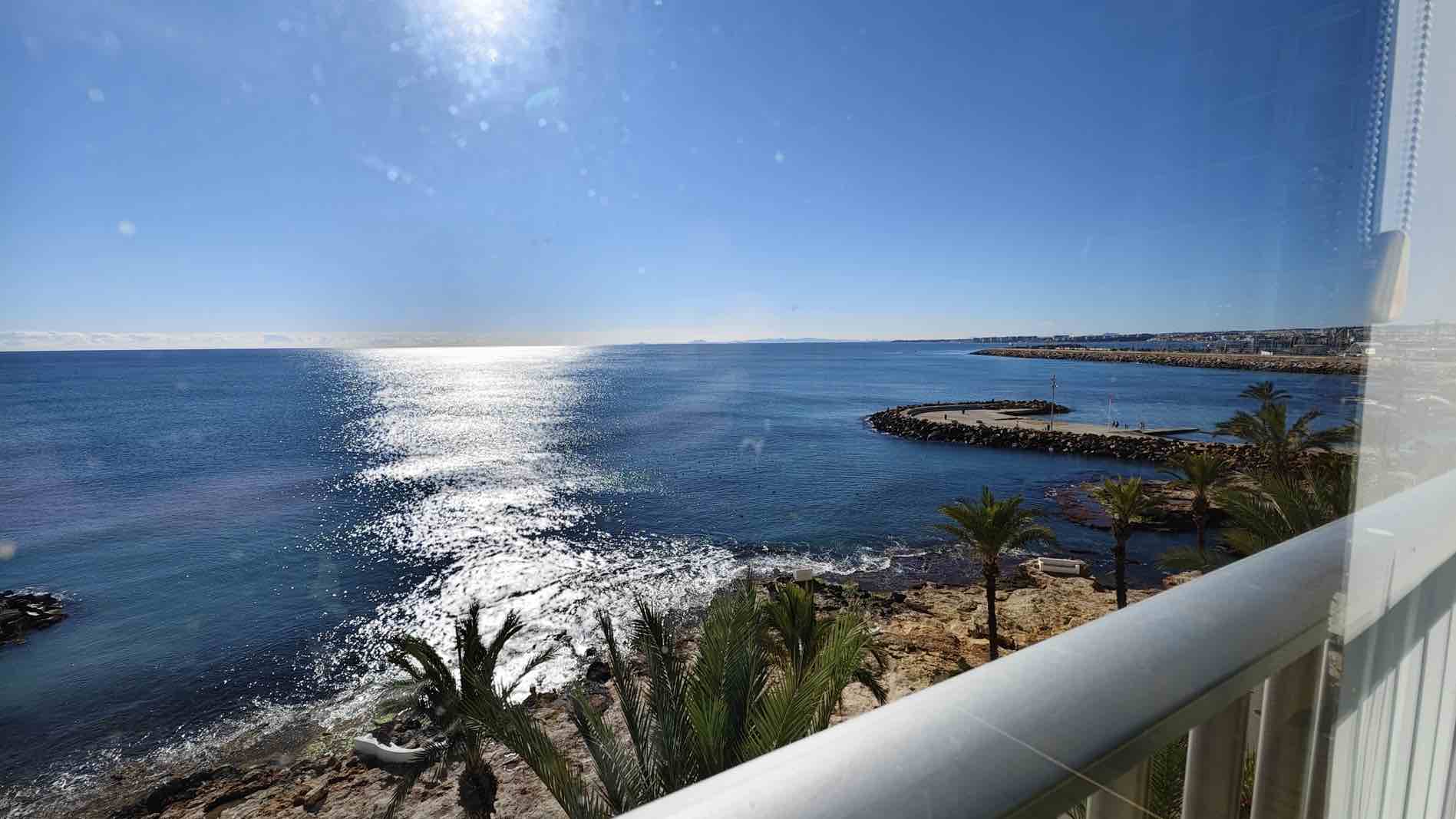 Apartamento de tres habitaciones con impresionantes vistas al mar en Torrevieja.