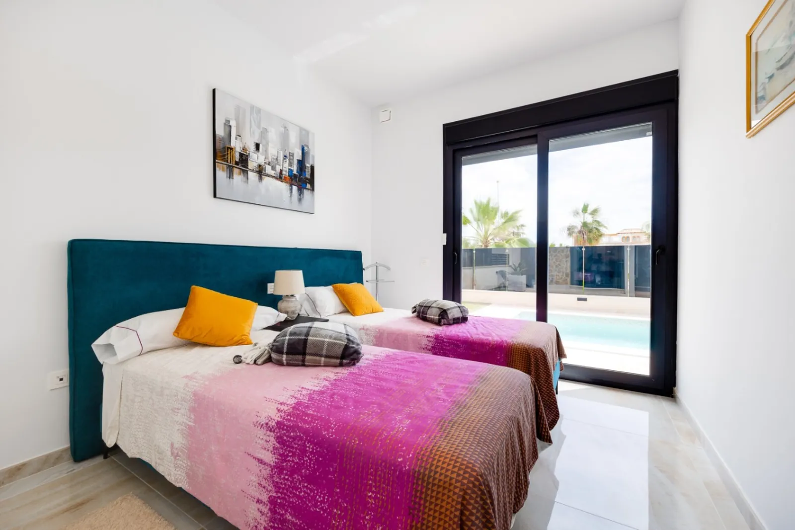 Increíble Villa de tres dormitorios en venta en Lomas de Cabo Roig, Orihuela Costa