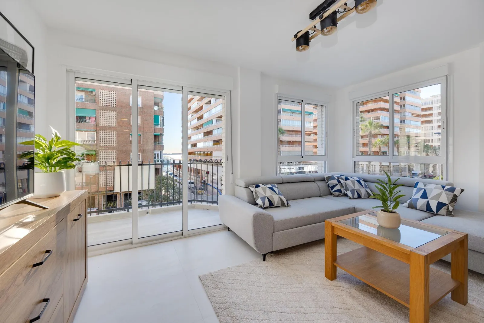 Magnifico Apartamento de tres dormitorios totalmente renovado con Vistas al Mar en venta en Torrevieja, Alicante