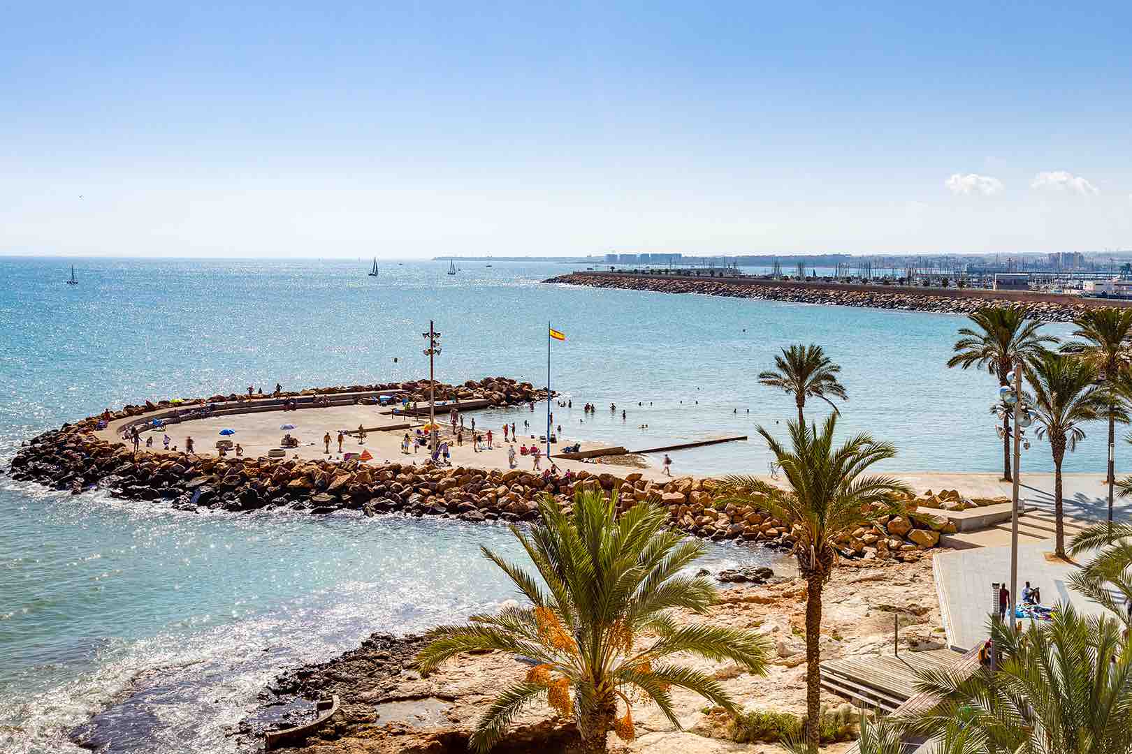 Apartamento de tres habitaciones con impresionantes vistas al mar en Torrevieja.