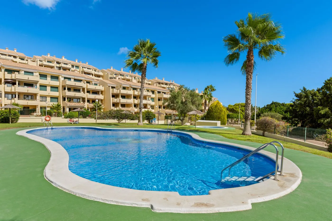 Ático de dos dormitorios con vistas al mar y al golf en Campoamor.