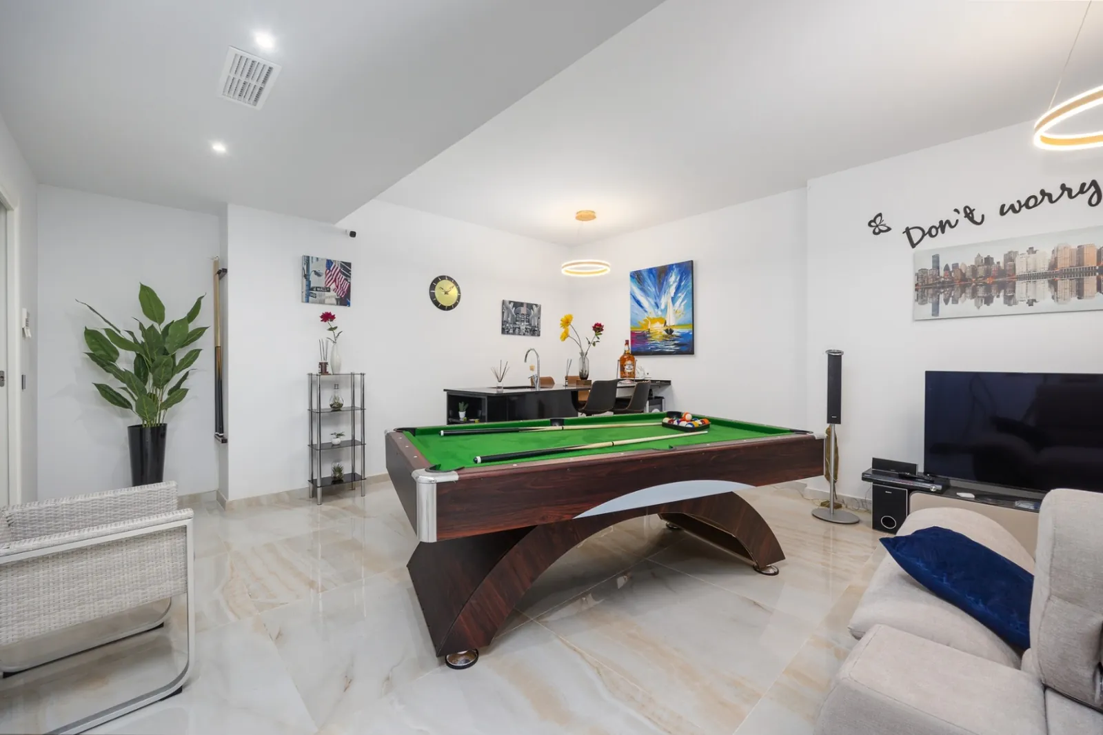 Increíble Villa de tres dormitorios en venta en Lomas de Cabo Roig, Orihuela Costa