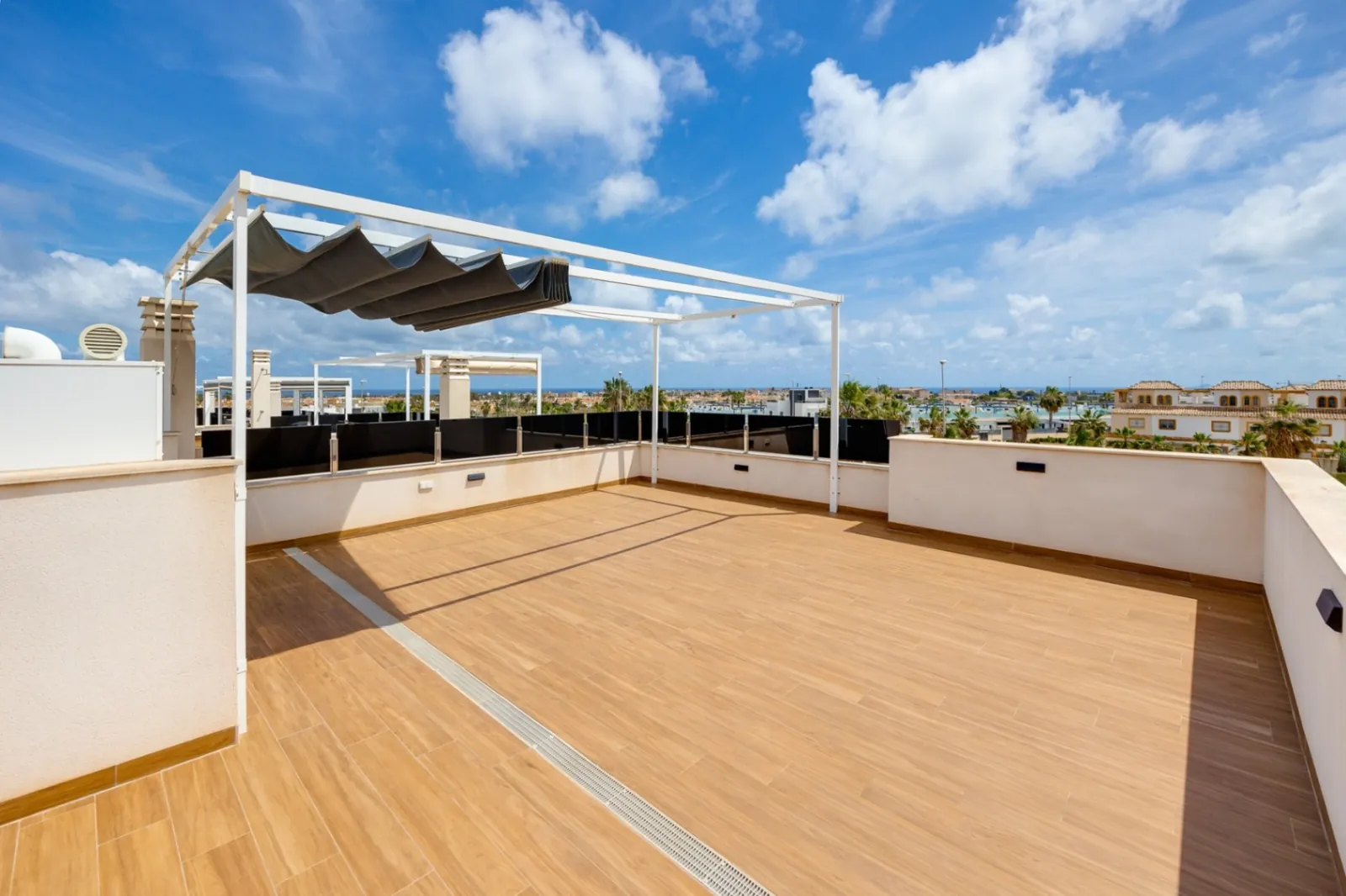 Increíble Villa de tres dormitorios en venta en Lomas de Cabo Roig, Orihuela Costa