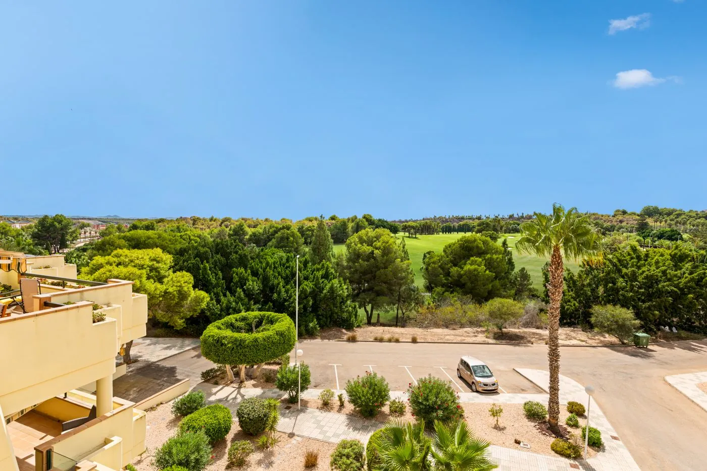 Ático de dos dormitorios con vistas al mar y al golf en Campoamor.
