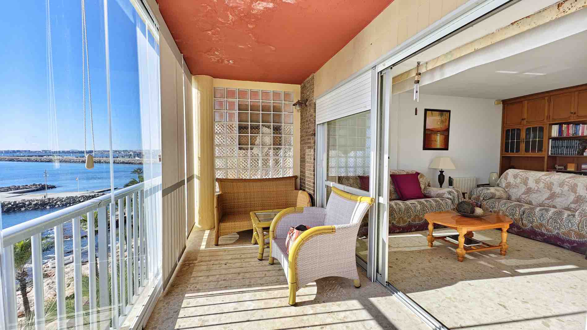 Apartamento de tres habitaciones con impresionantes vistas al mar en Torrevieja.