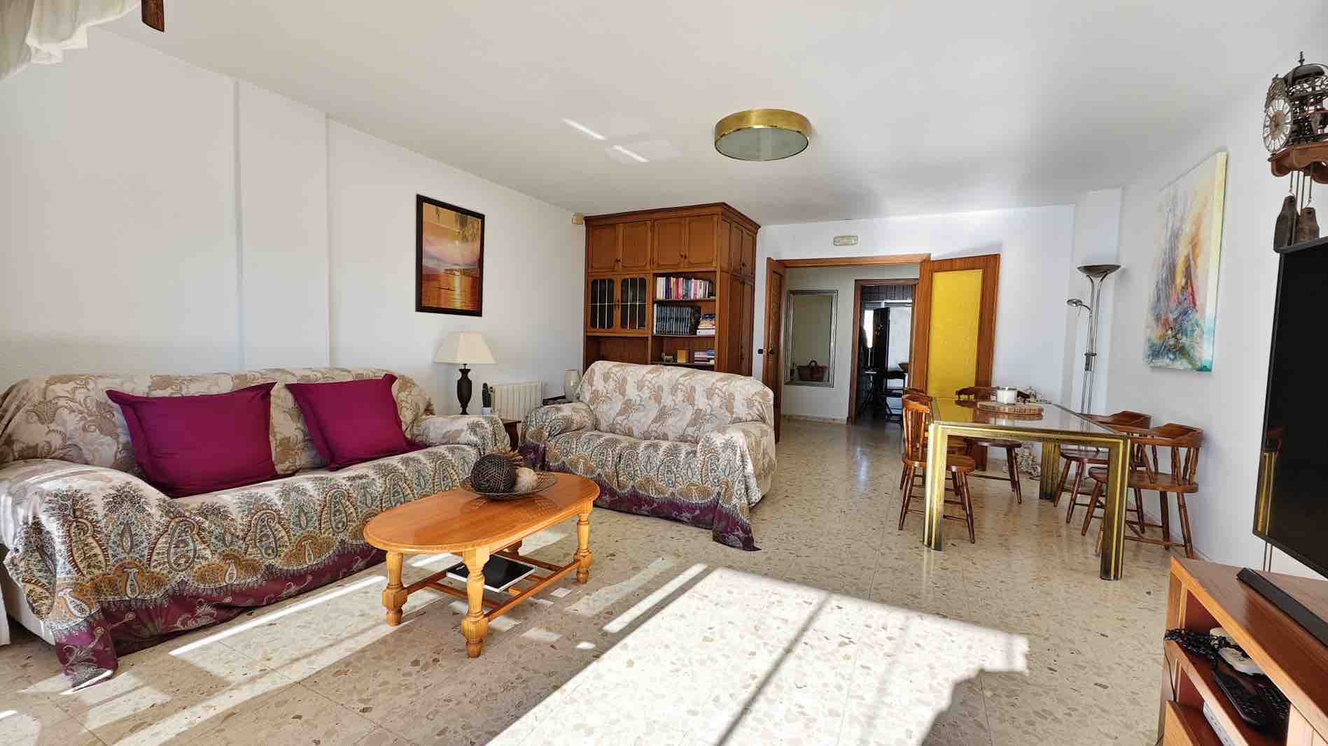 Apartamento de tres habitaciones con impresionantes vistas al mar en Torrevieja.