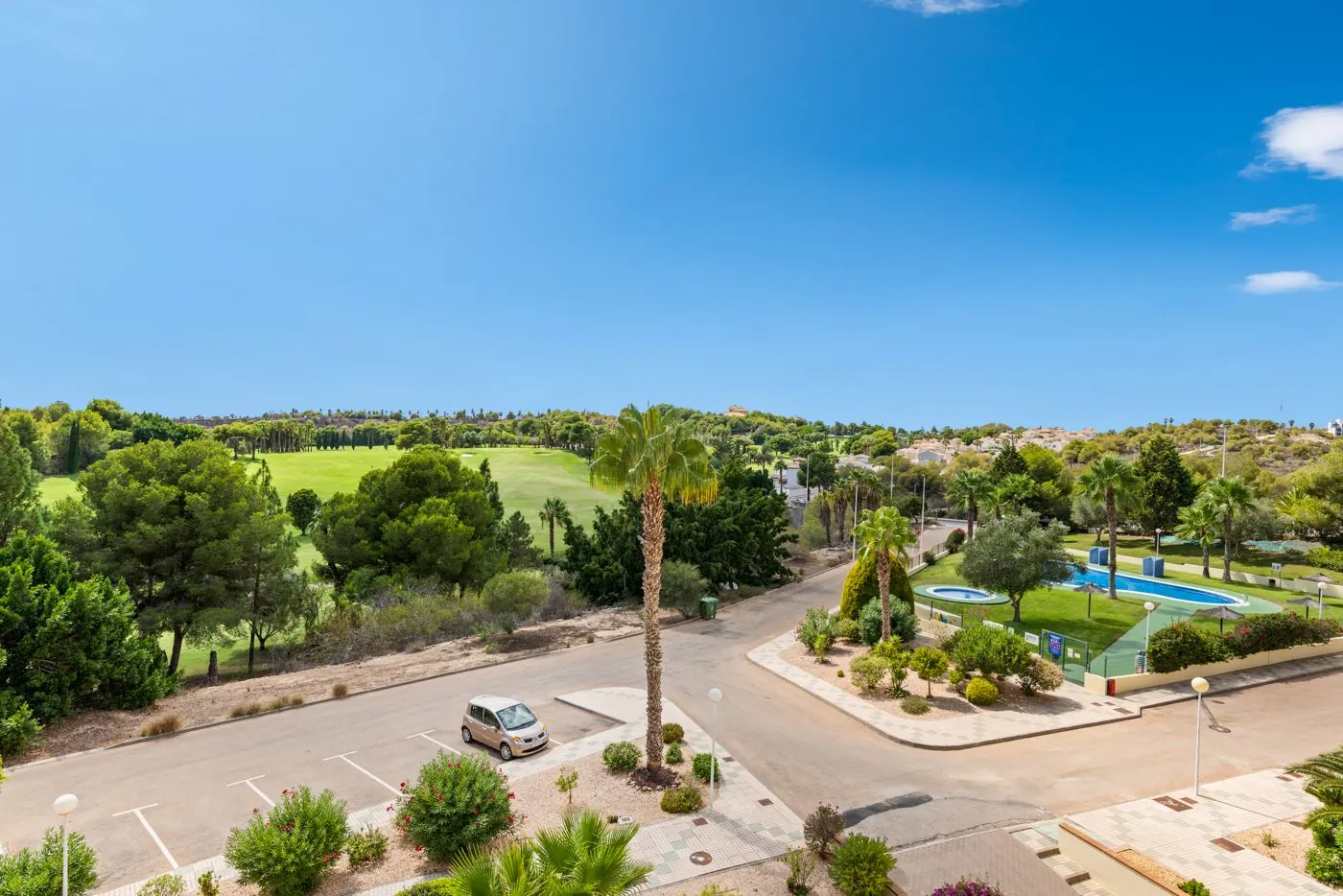 Ático de dos dormitorios con vistas al mar y al golf en Campoamor.