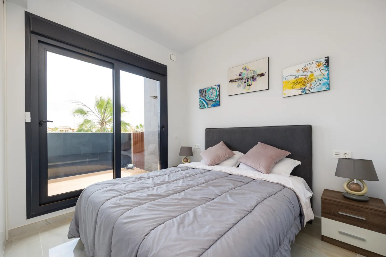 Increíble Villa de tres dormitorios en venta en Lomas de Cabo Roig, Orihuela Costa