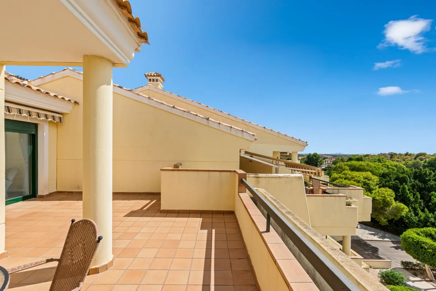 Ático de dos dormitorios con vistas al mar y al golf en Campoamor.