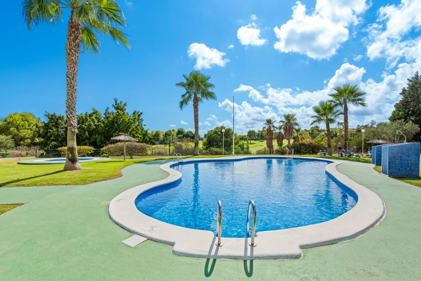 Ático de dos dormitorios con vistas al mar y al golf en Campoamor.