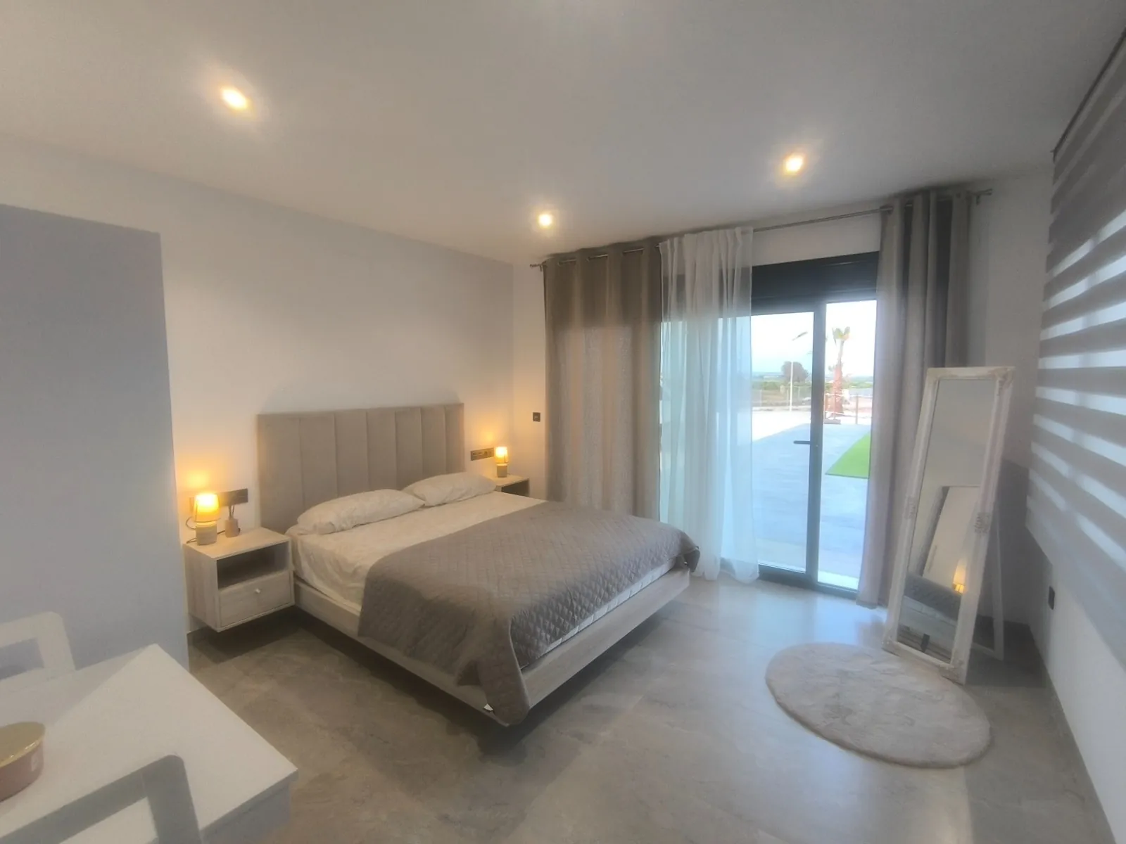 Impresionante Villa independiente con gran terreno en venta en Los Montesinos, Alicante