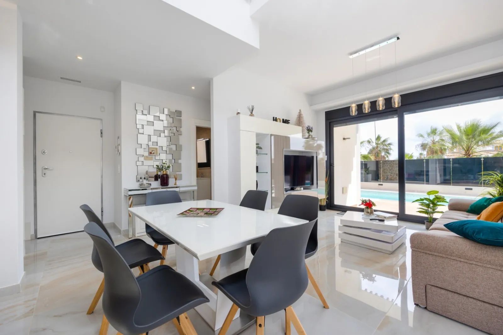 Increíble Villa de tres dormitorios en venta en Lomas de Cabo Roig, Orihuela Costa
