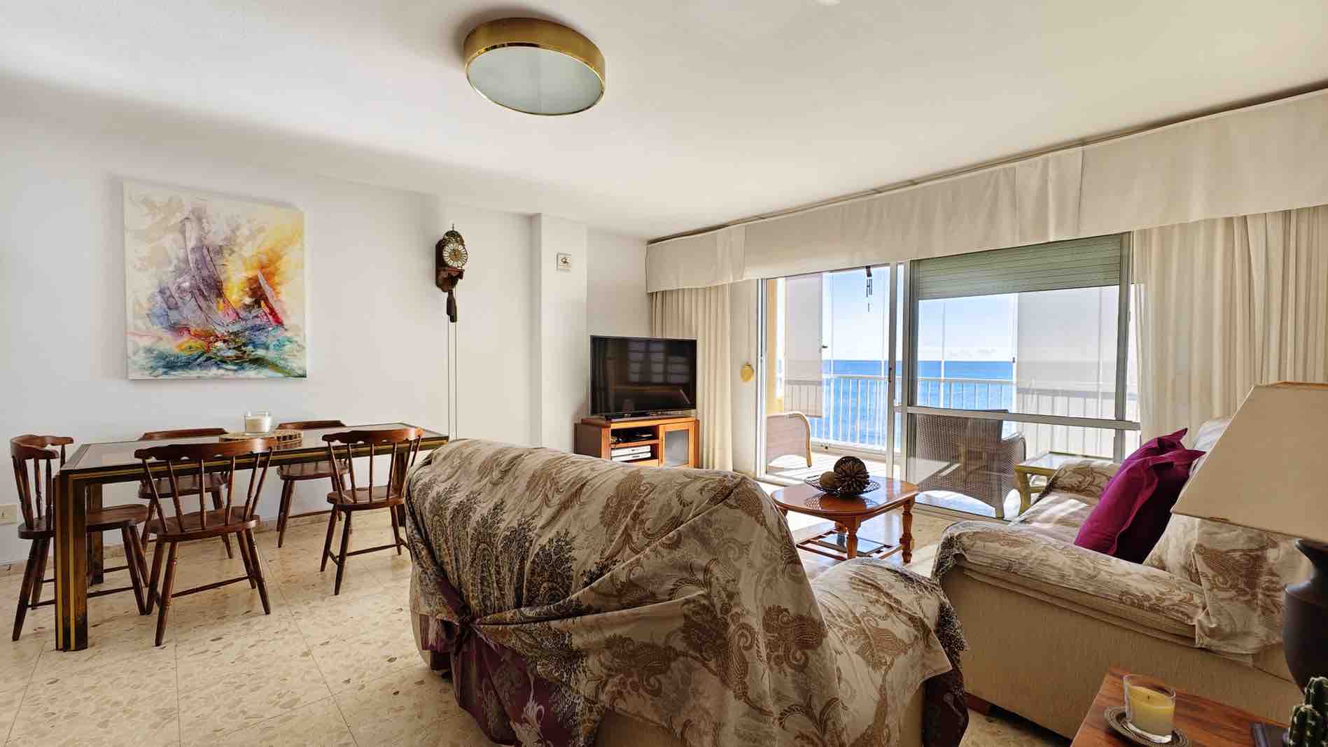 Apartamento de tres habitaciones con impresionantes vistas al mar en Torrevieja.
