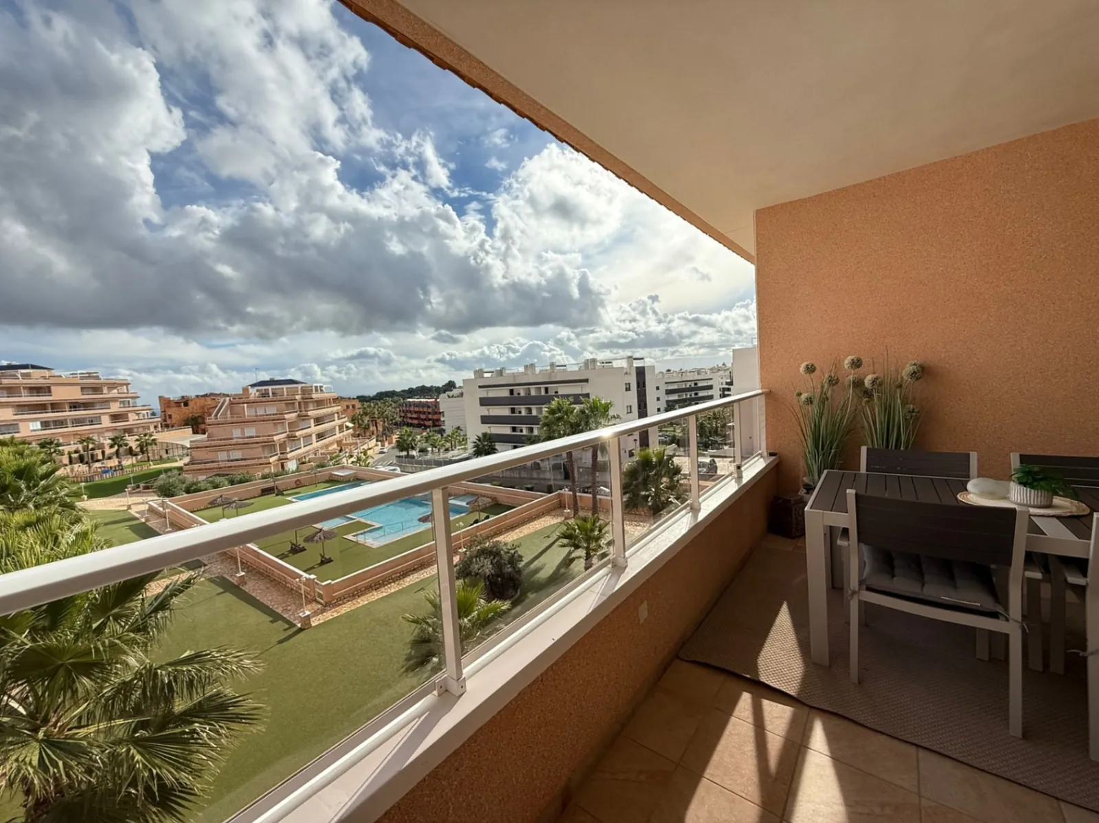 Apartamento de dos dormitorios en venta en Villamartín, Orihuela Costa