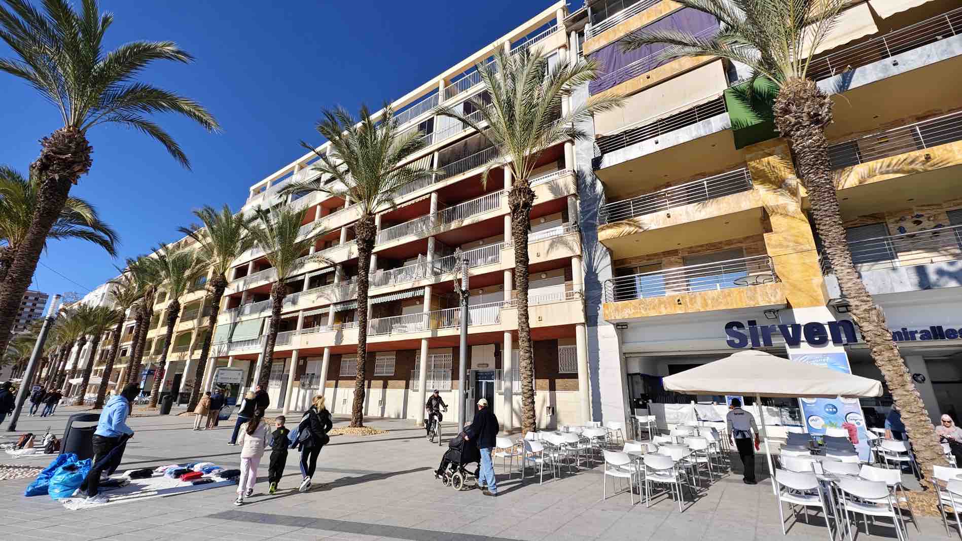 Apartamento de tres habitaciones con impresionantes vistas al mar en Torrevieja.