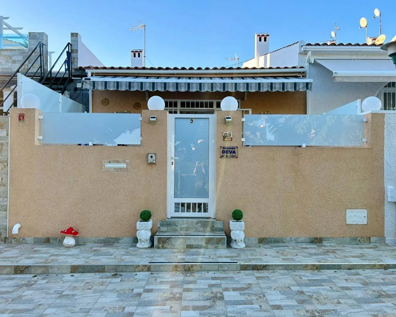 Casa adosada totalmente reformada en venta en El Chaparral, Torrevieja