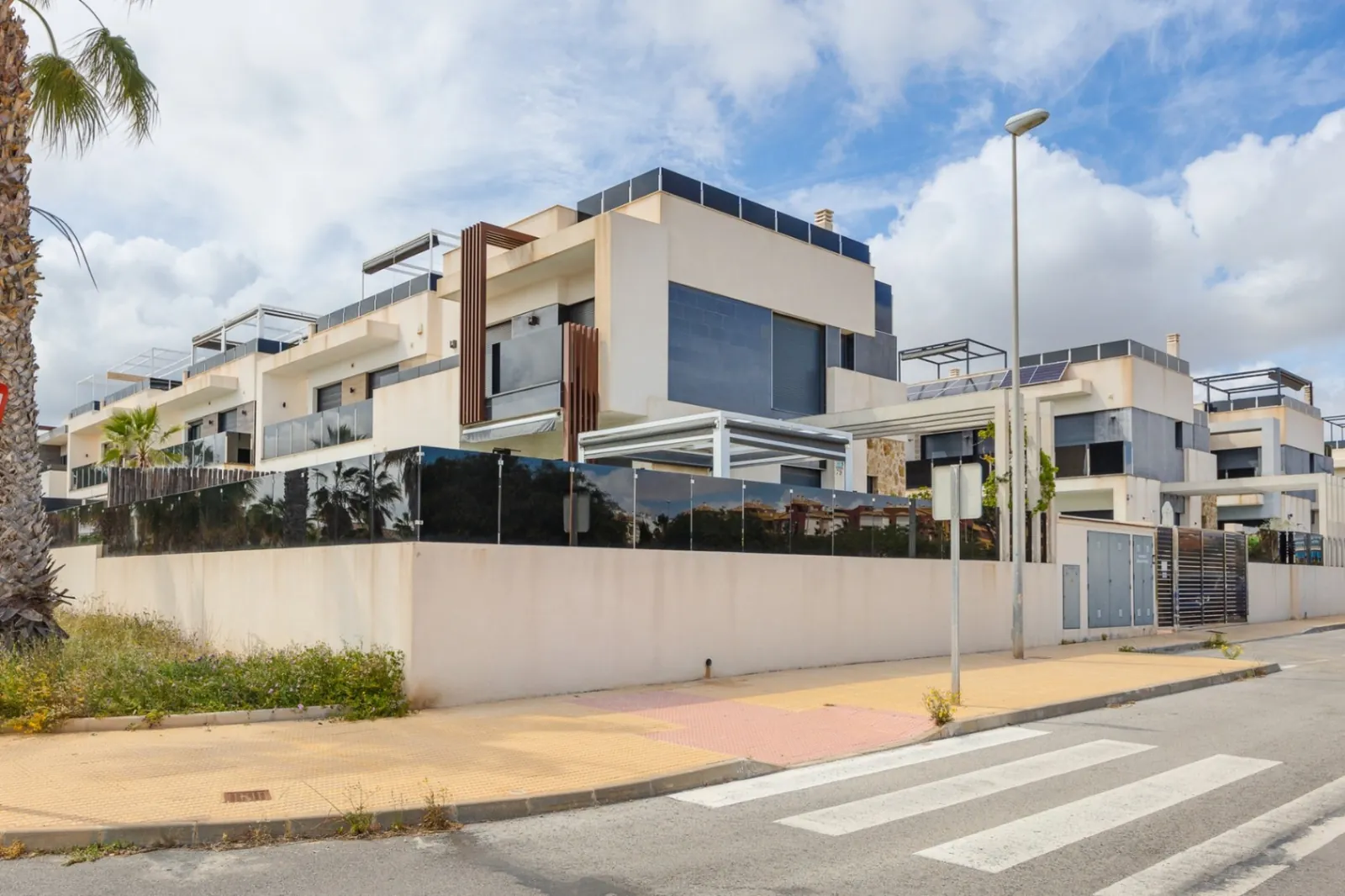 Increíble Villa de tres dormitorios en venta en Lomas de Cabo Roig, Orihuela Costa
