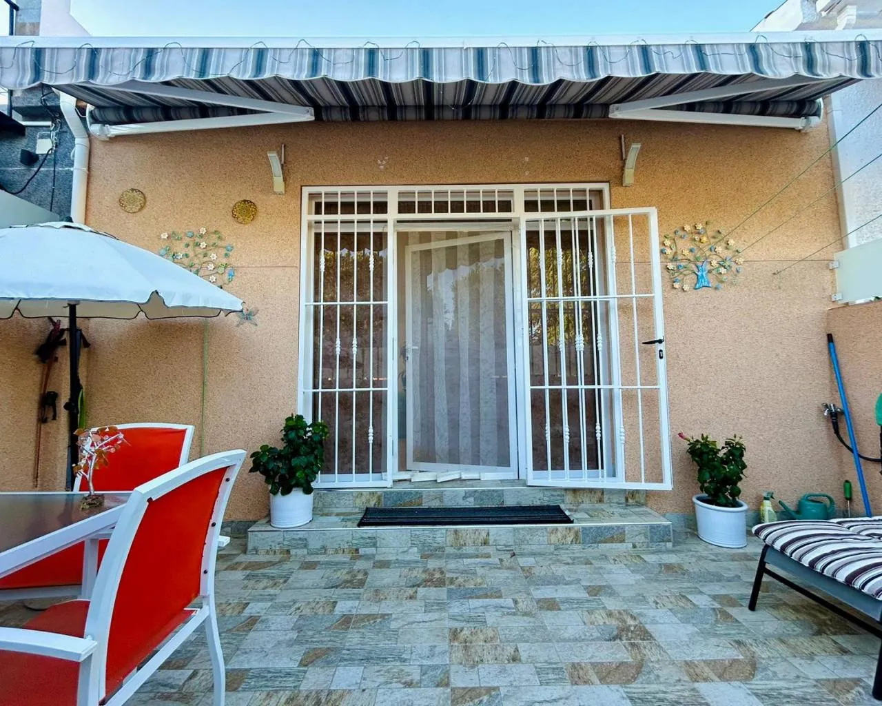 Casa adosada totalmente reformada en venta en El Chaparral, Torrevieja