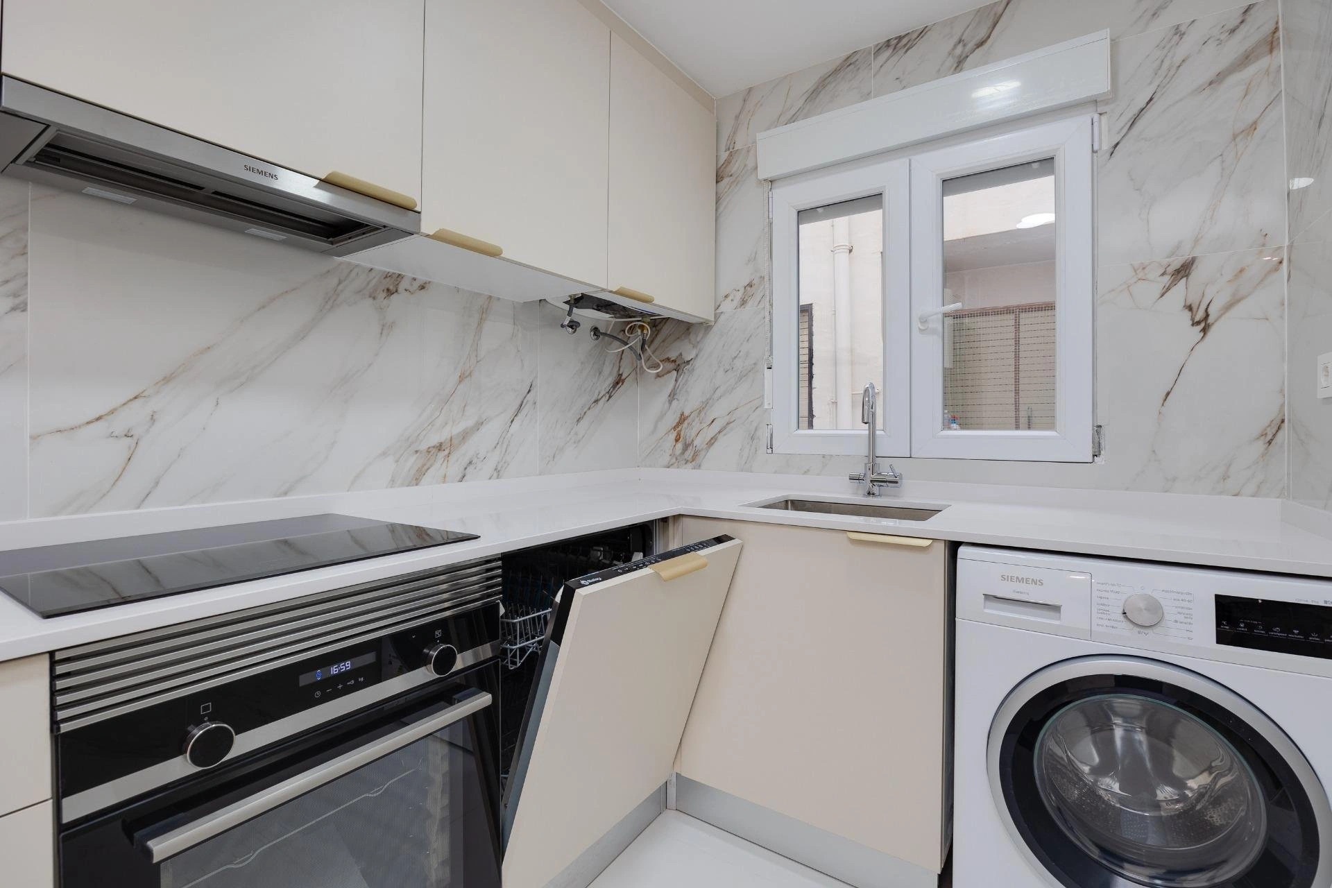 Impresionante Apartamento totalmente renovado en primera línea de playa en venta en Torrevieja