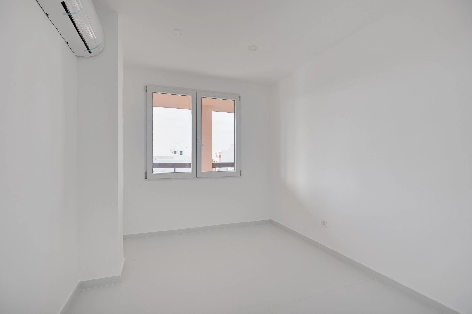 Impresionante Apartamento totalmente renovado en primera línea de playa en venta en Torrevieja