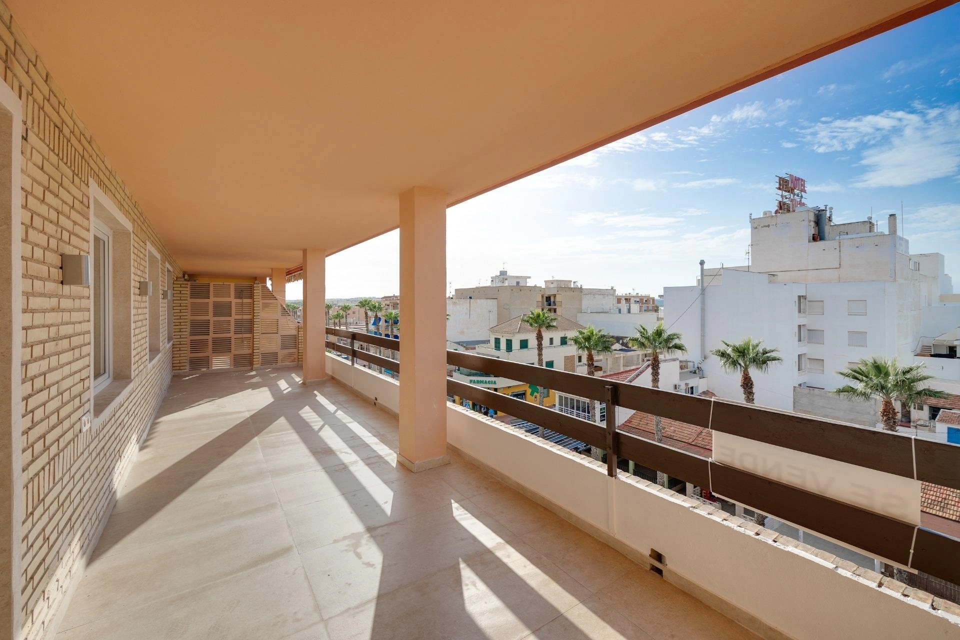 Impresionante Apartamento totalmente renovado en primera línea de playa en venta en Torrevieja