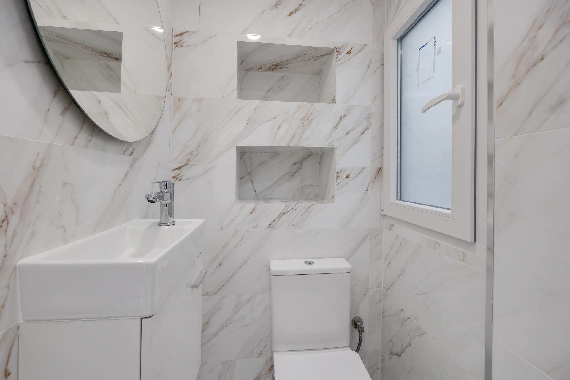 Impresionante Apartamento totalmente renovado en primera línea de playa en venta en Torrevieja