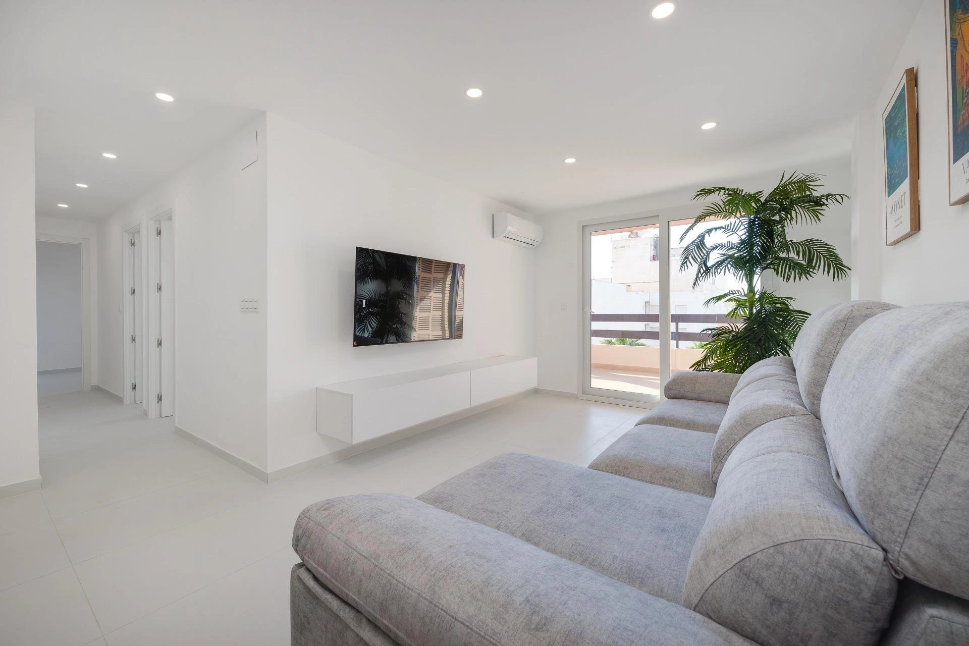 Impresionante Apartamento totalmente renovado en primera línea de playa en venta en Torrevieja