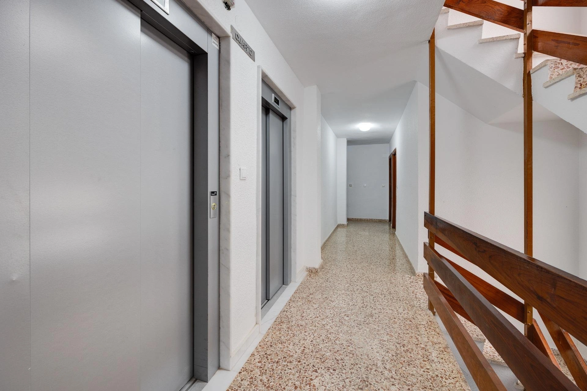 Impresionante Apartamento totalmente renovado en primera línea de playa en venta en Torrevieja