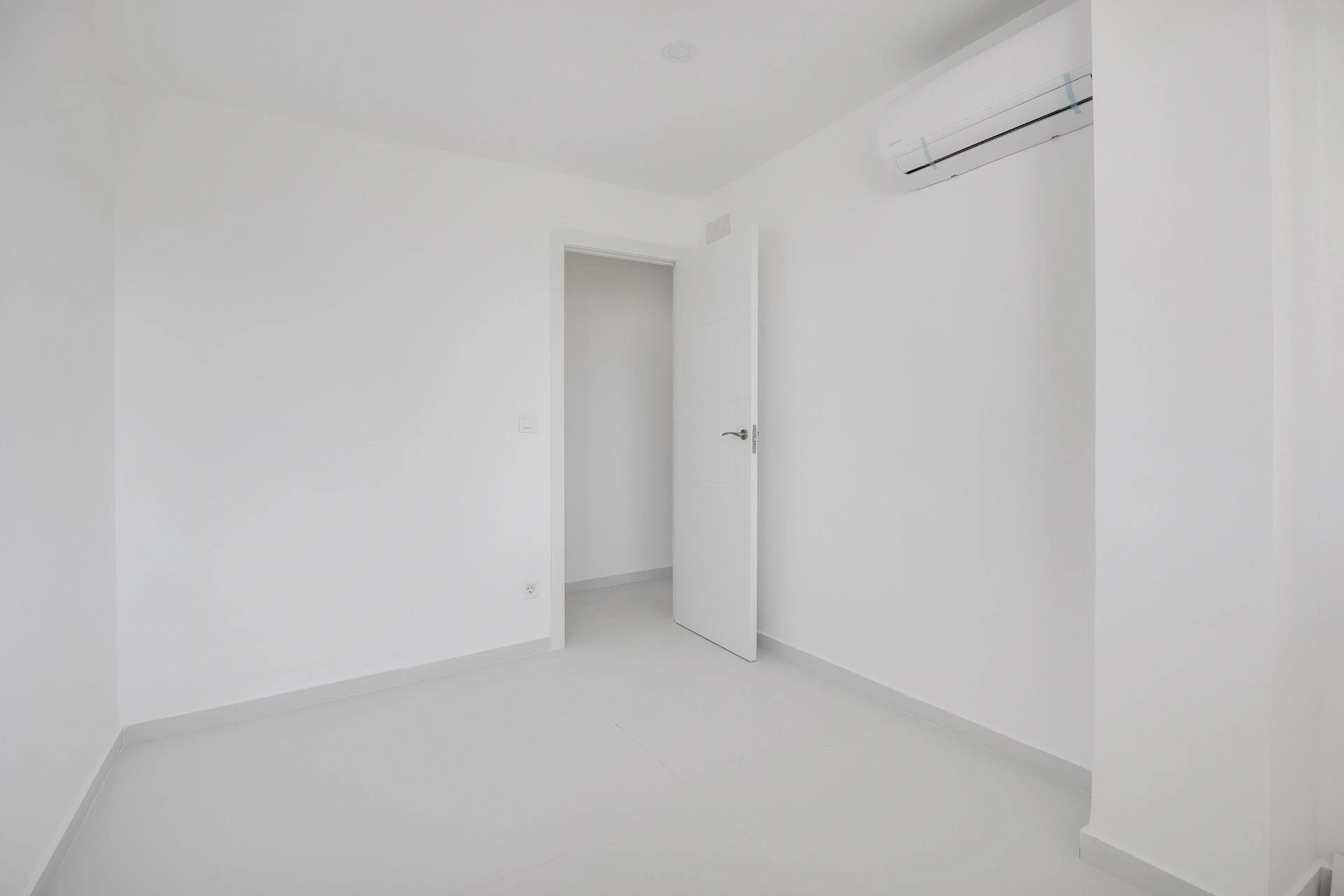 Impresionante Apartamento totalmente renovado en primera línea de playa en venta en Torrevieja