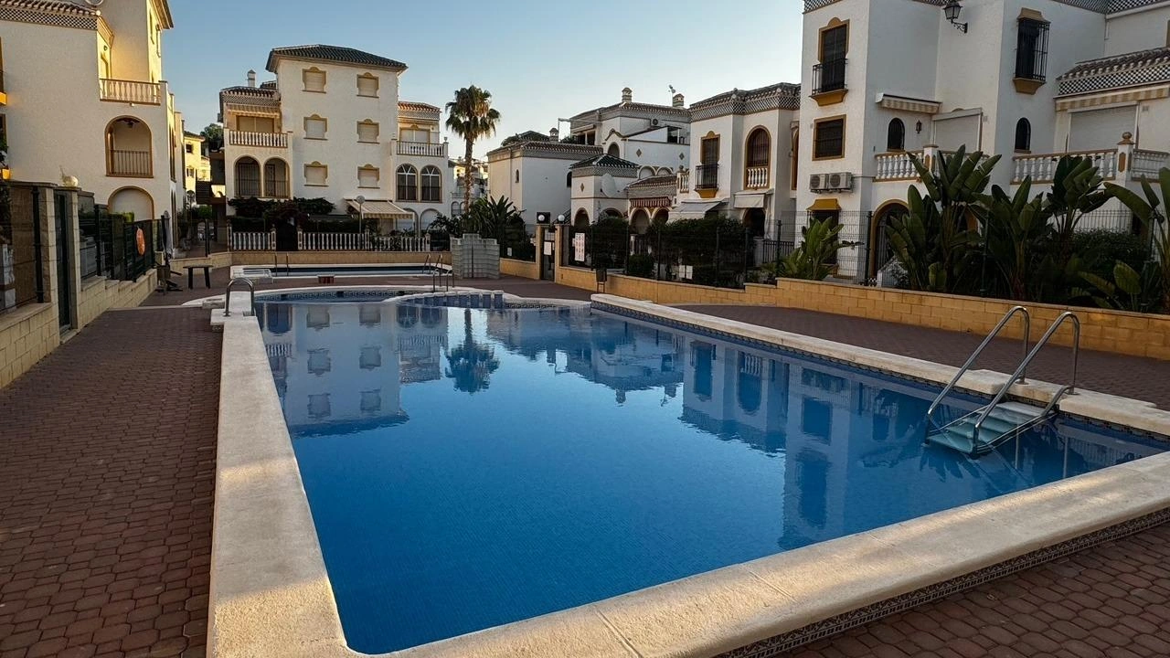 Magnifico Dúplex de tres habitaciones en venta en La Mata, Torrevieja