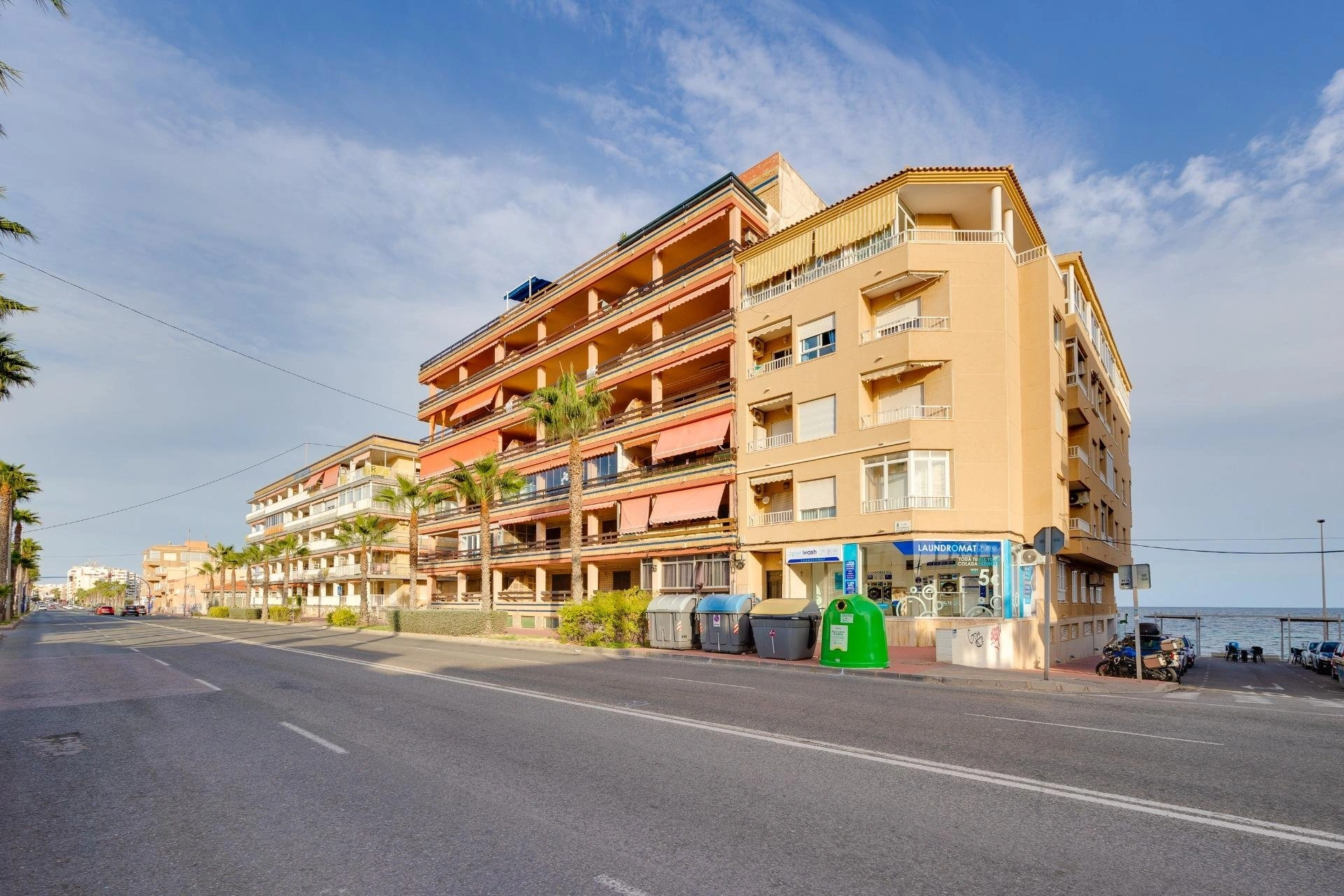 Impresionante Apartamento totalmente renovado en primera línea de playa en venta en Torrevieja