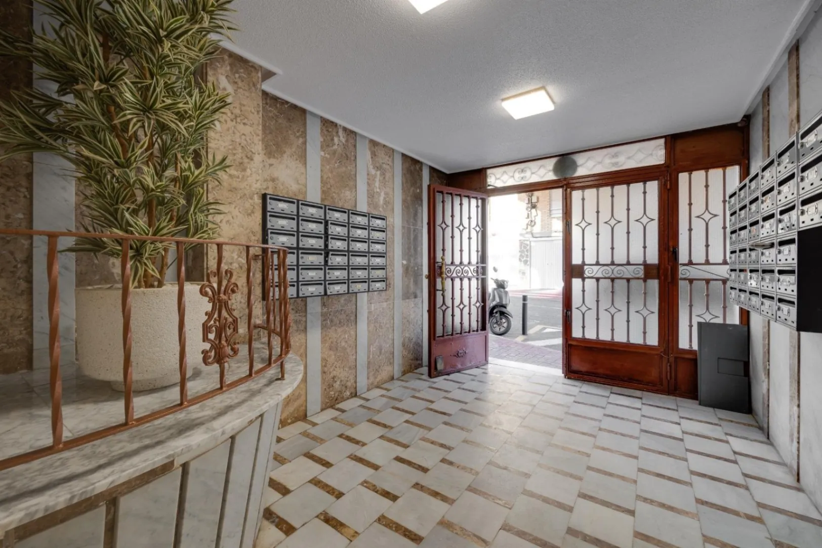 Impresionante Apartamento totalmente renovado en primera línea de playa en venta en Torrevieja
