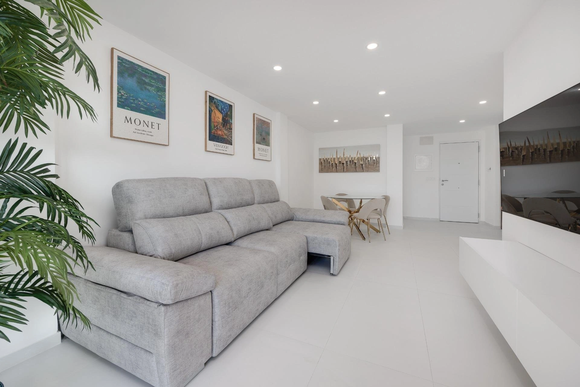 Impresionante Apartamento totalmente renovado en primera línea de playa en venta en Torrevieja