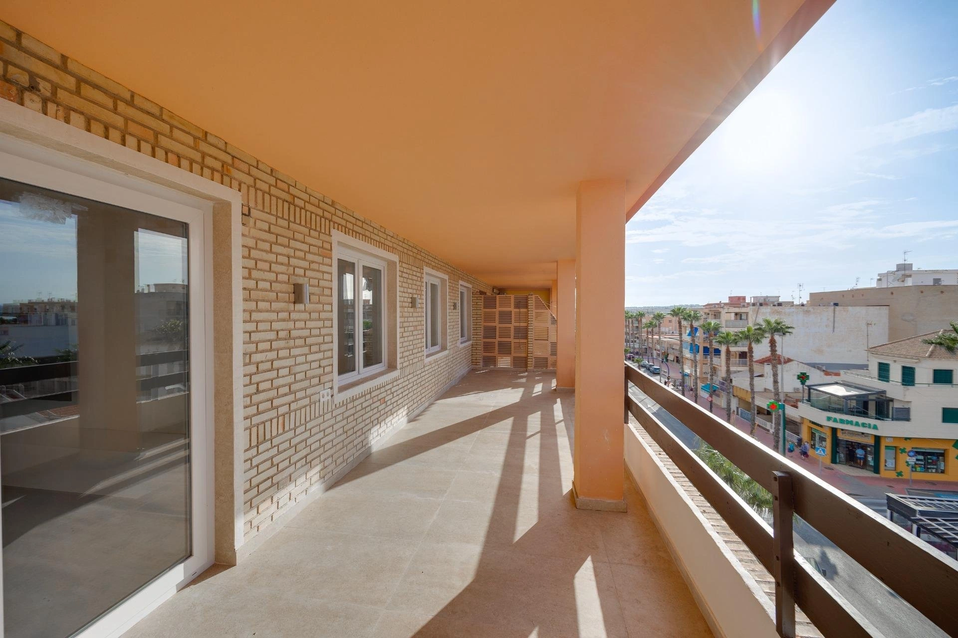 Impresionante Apartamento totalmente renovado en primera línea de playa en venta en Torrevieja