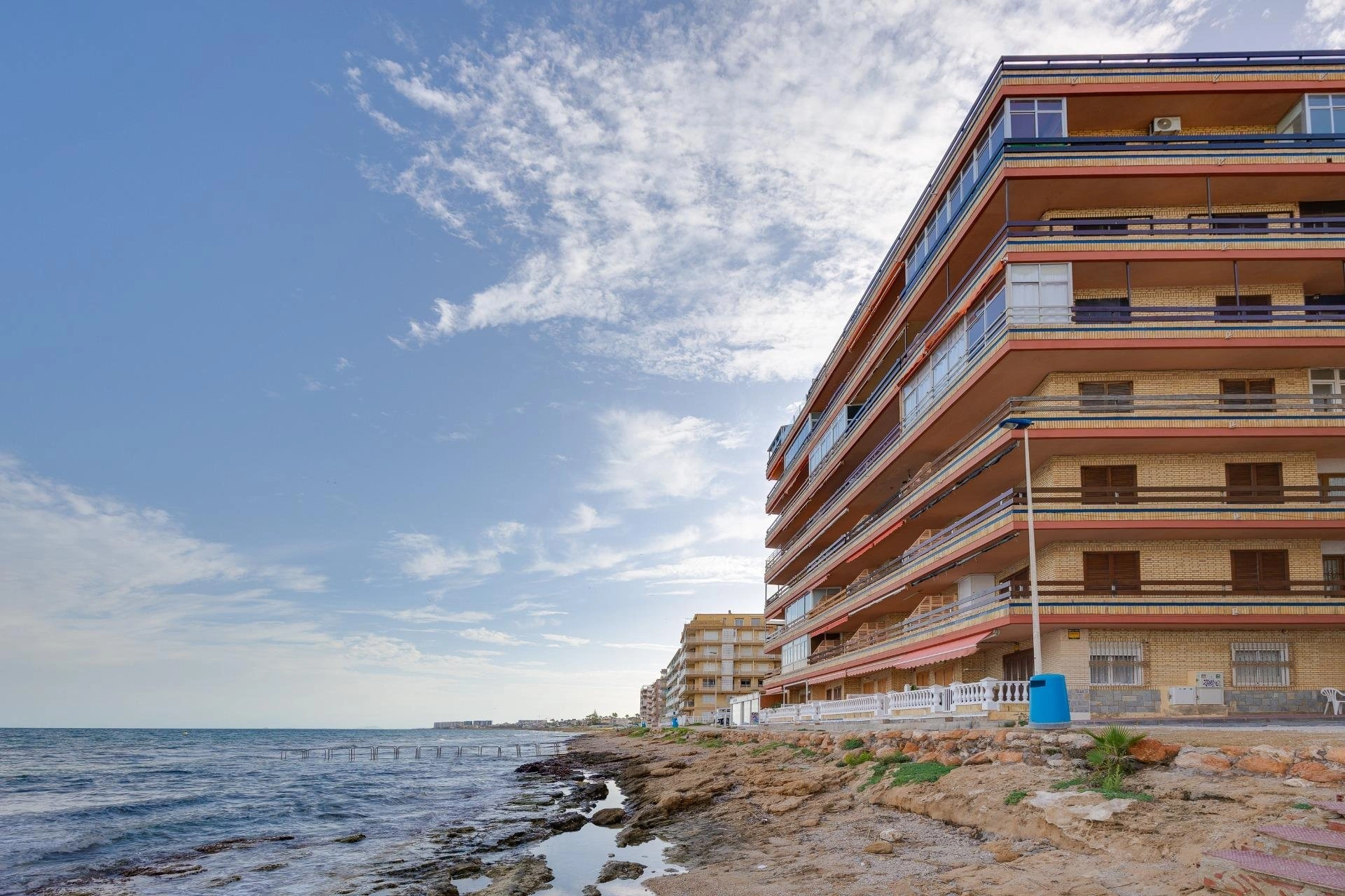 Impresionante Apartamento totalmente renovado en primera línea de playa en venta en Torrevieja