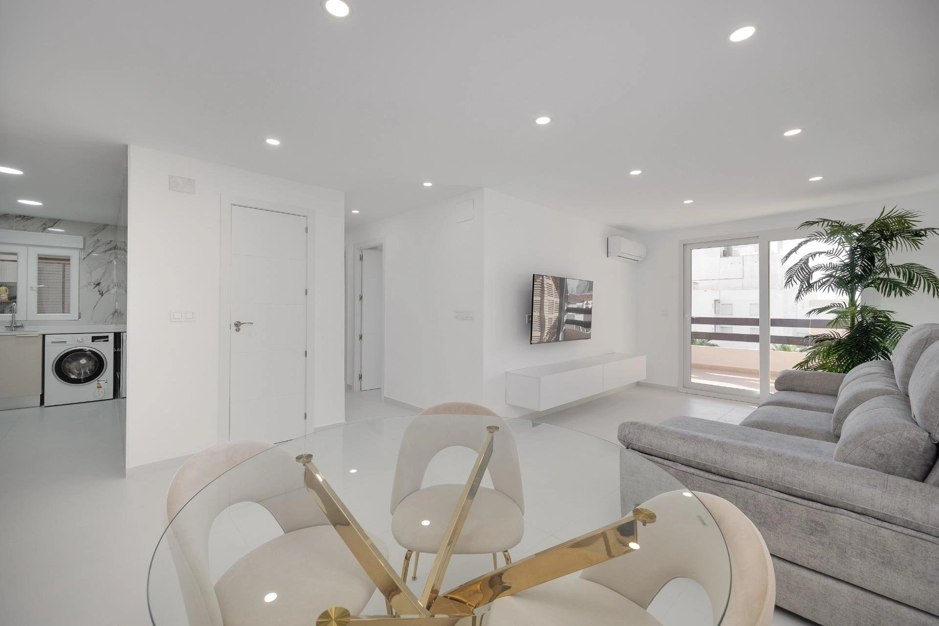 Impresionante Apartamento totalmente renovado en primera línea de playa en venta en Torrevieja
