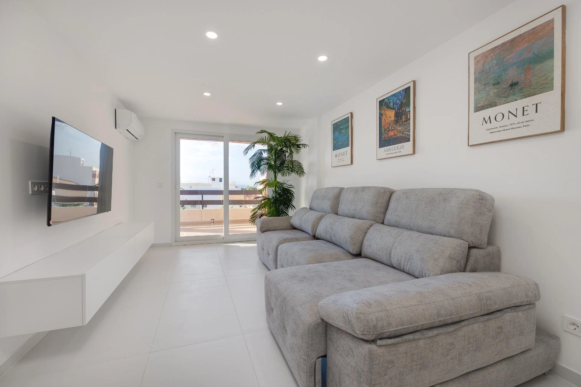 Impresionante Apartamento totalmente renovado en primera línea de playa en venta en Torrevieja