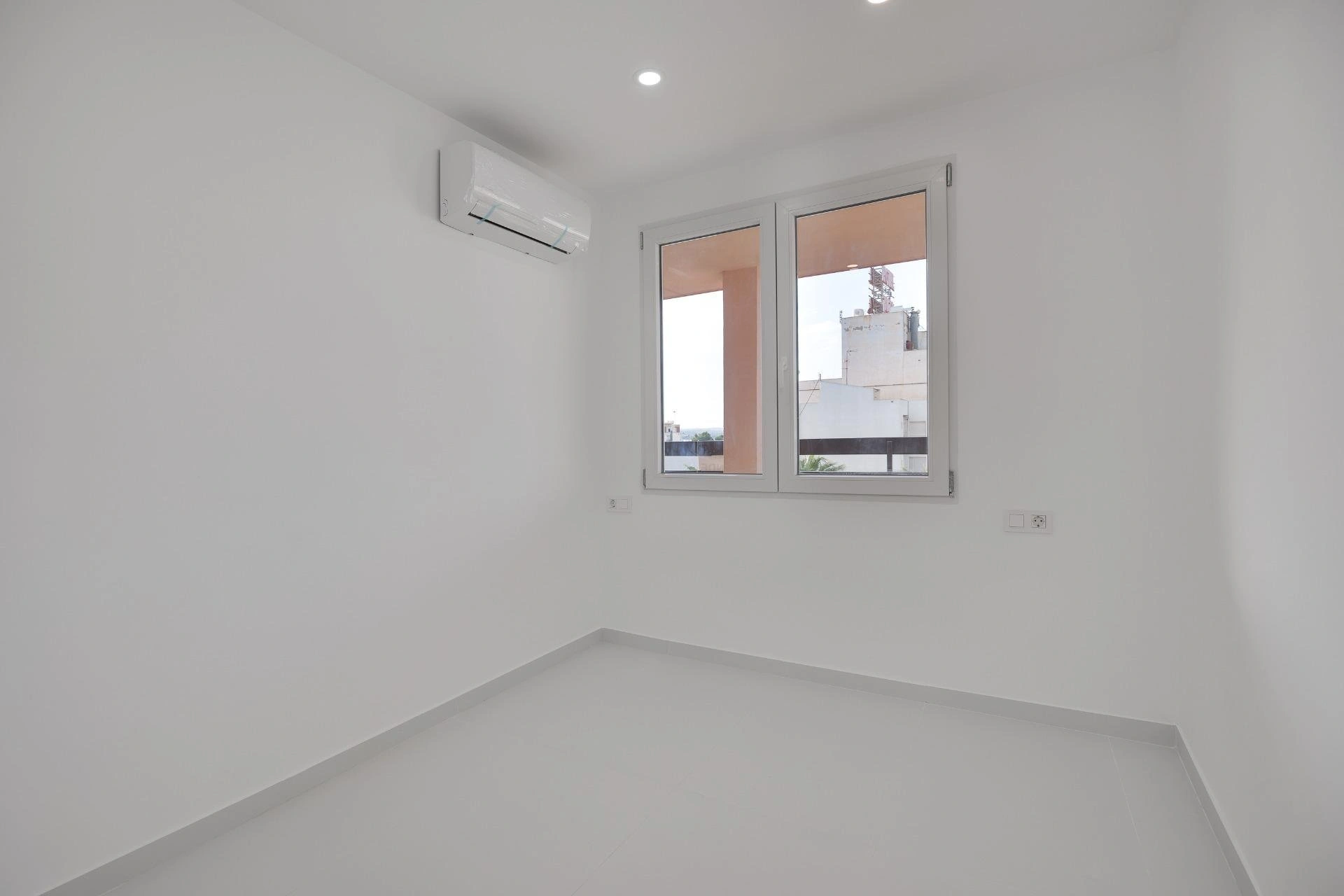 Impresionante Apartamento totalmente renovado en primera línea de playa en venta en Torrevieja