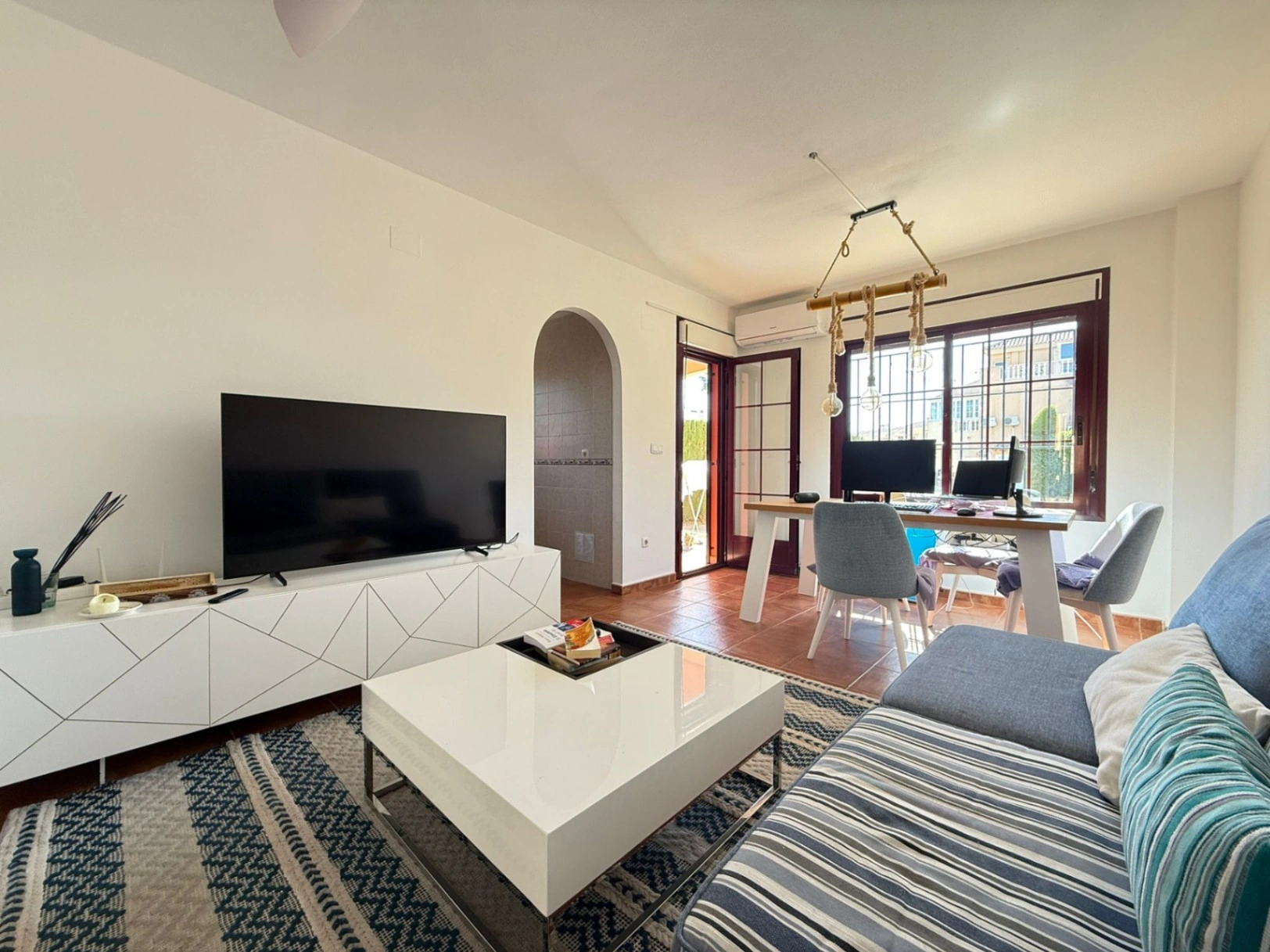 Apartamento de tres habitaciones en venta en Torrevieja, Alicante